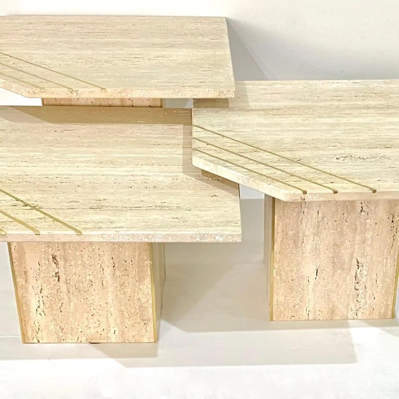 Juego de Mesas Nido Italianas Contemporáneas Modernas de Travertino con Inserciones de Latón en venta 1