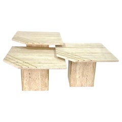 Set di tavolini in travertino moderni e italiani con inserti in ottone