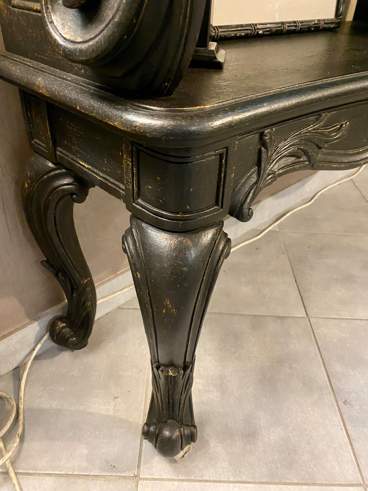 Bibliothèque italienne contemporaine de style Napoléon III en bois antique noir et or en vente 6
