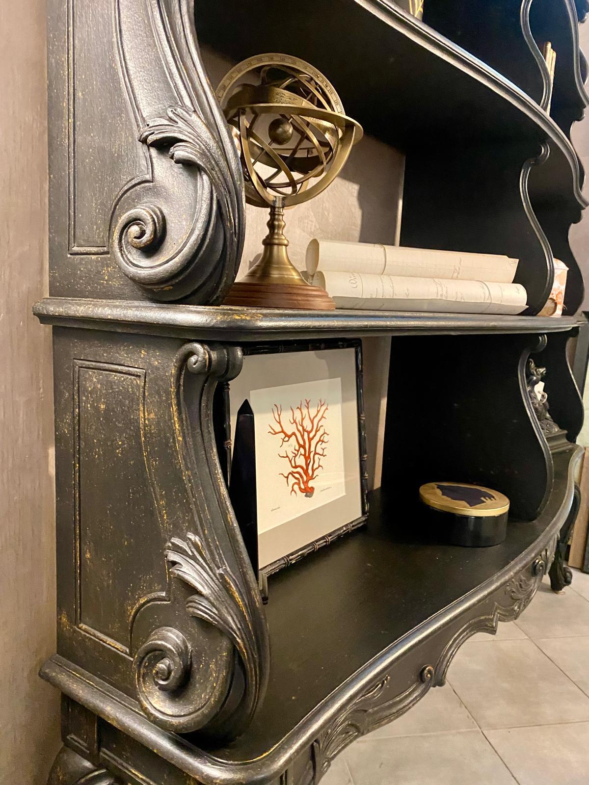 Bibliothèque italienne contemporaine de style Napoléon III en bois antique noir et or en vente 7