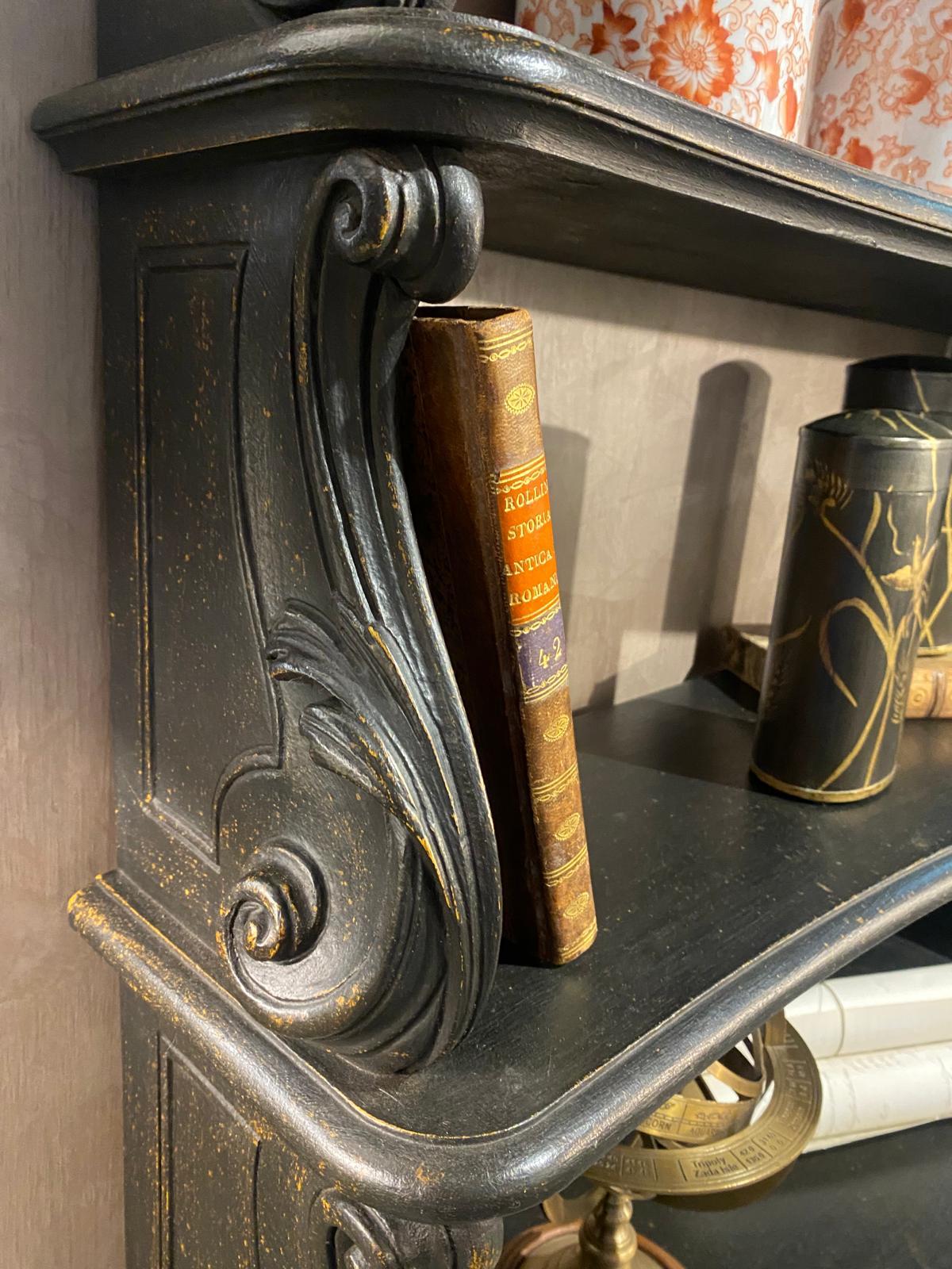 XXIe siècle et contemporain Bibliothèque italienne contemporaine de style Napoléon III en bois antique noir et or en vente