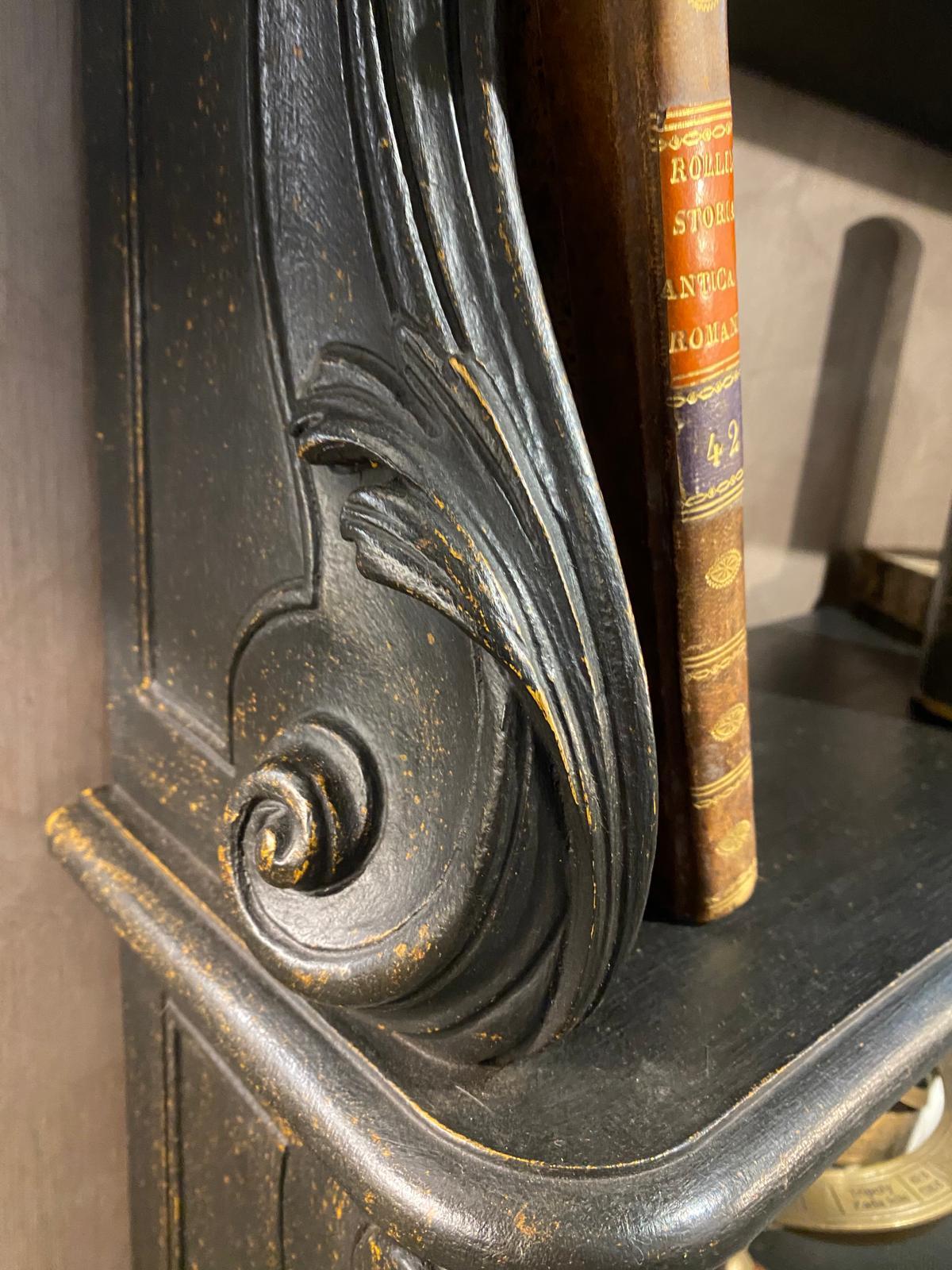 Bois Bibliothèque italienne contemporaine de style Napoléon III en bois antique noir et or en vente