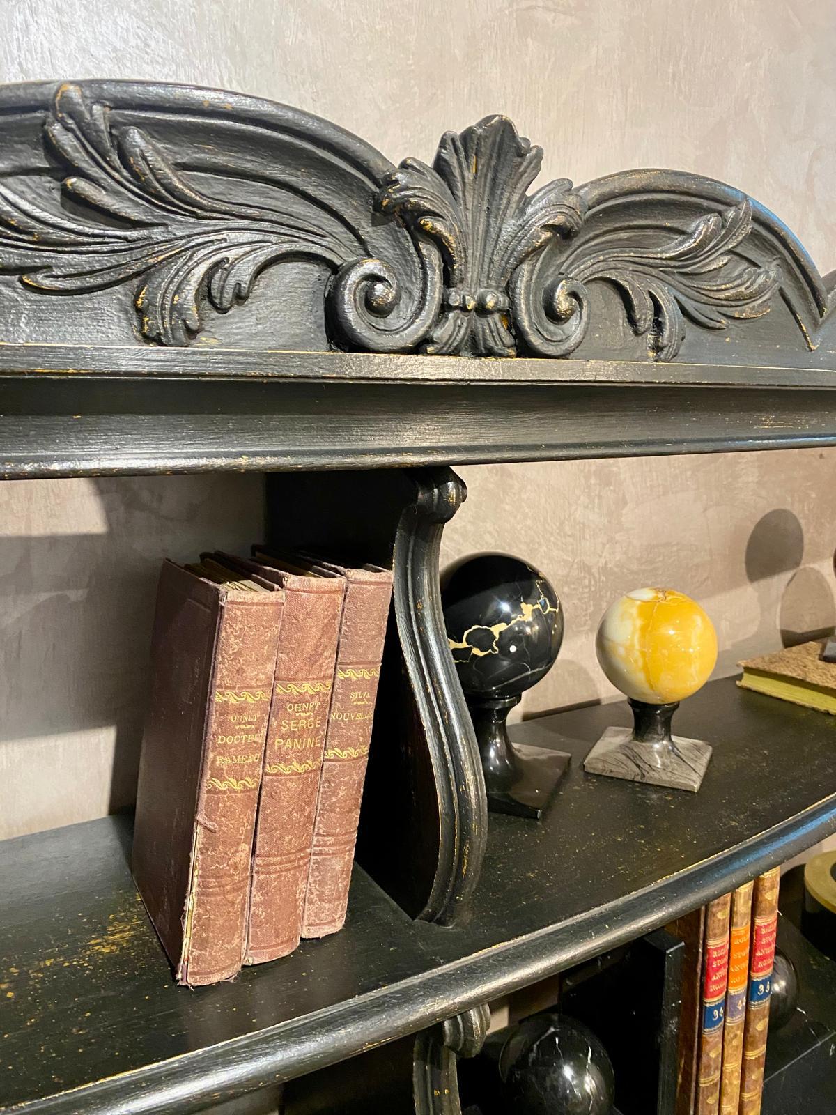 Bibliothèque italienne contemporaine de style Napoléon III en bois antique noir et or en vente 3
