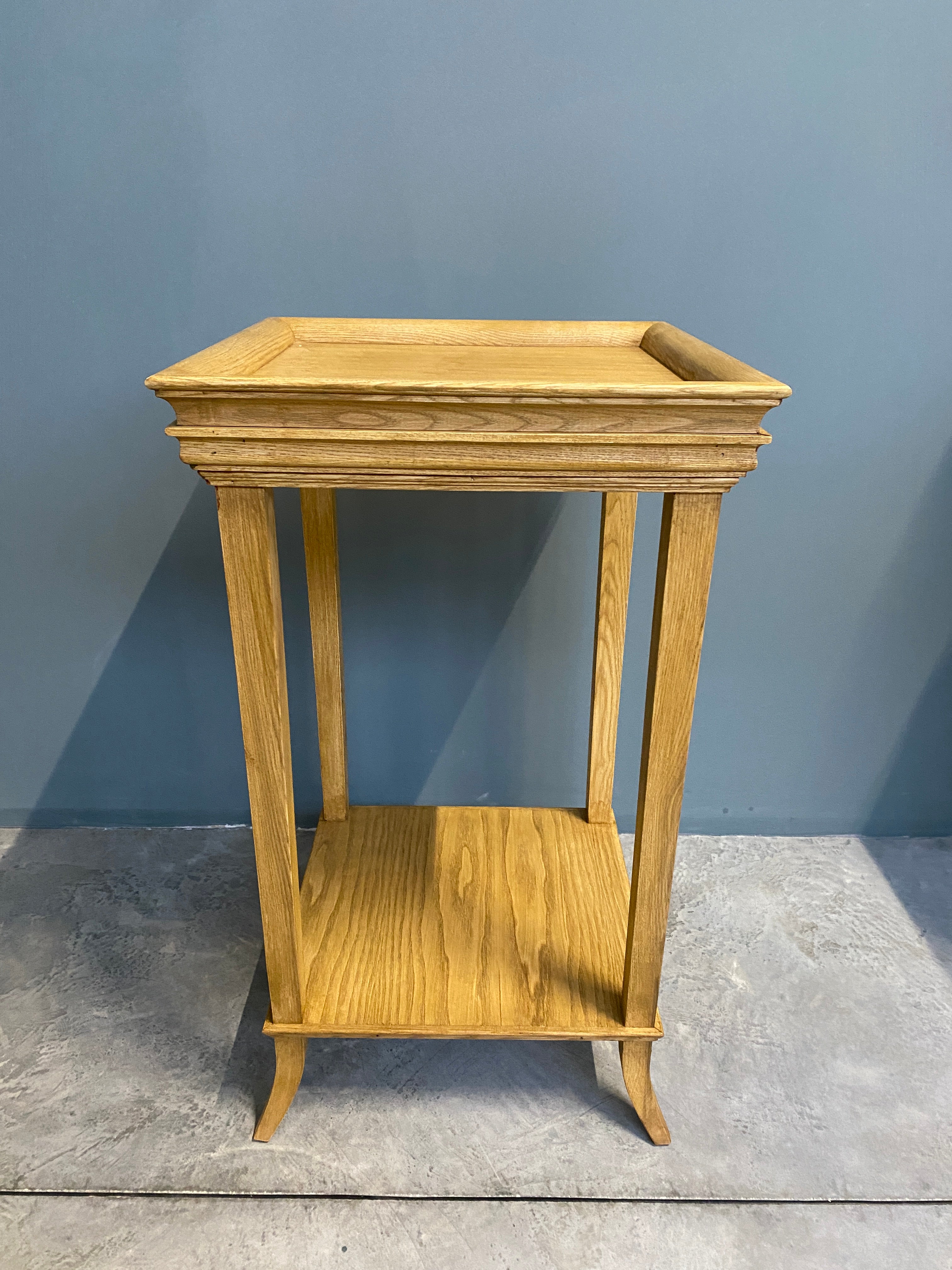Beautiful side table designed and handcrafted by us with structure and interior in solid wood, with linear decoration on the sides, natural wood with matte finish.
Its proportionate dimensions allow it to be used in various rooms of the house.