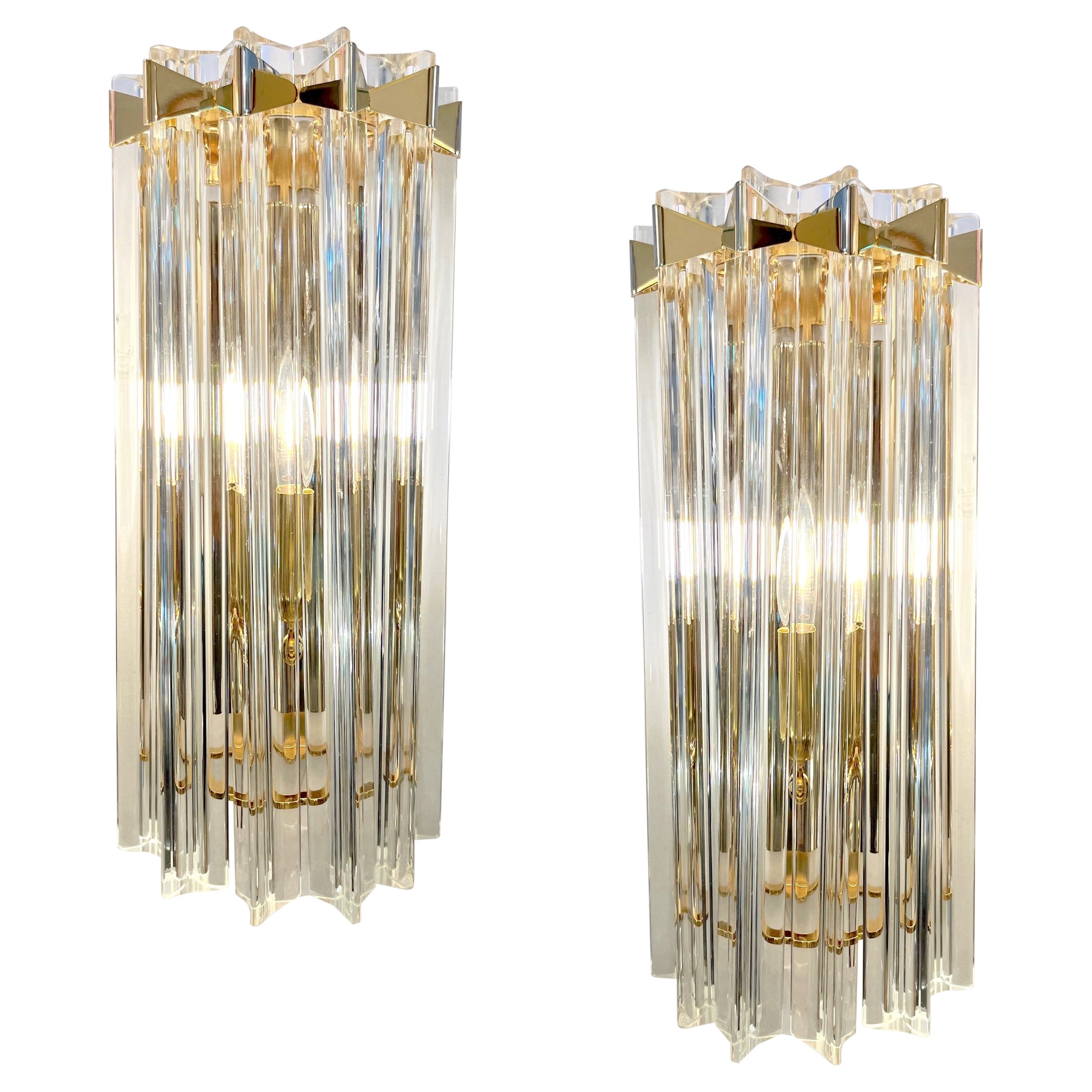 Coppia contemporanea di lampade minimaliste in ottone e cristallo trasparente di Murano