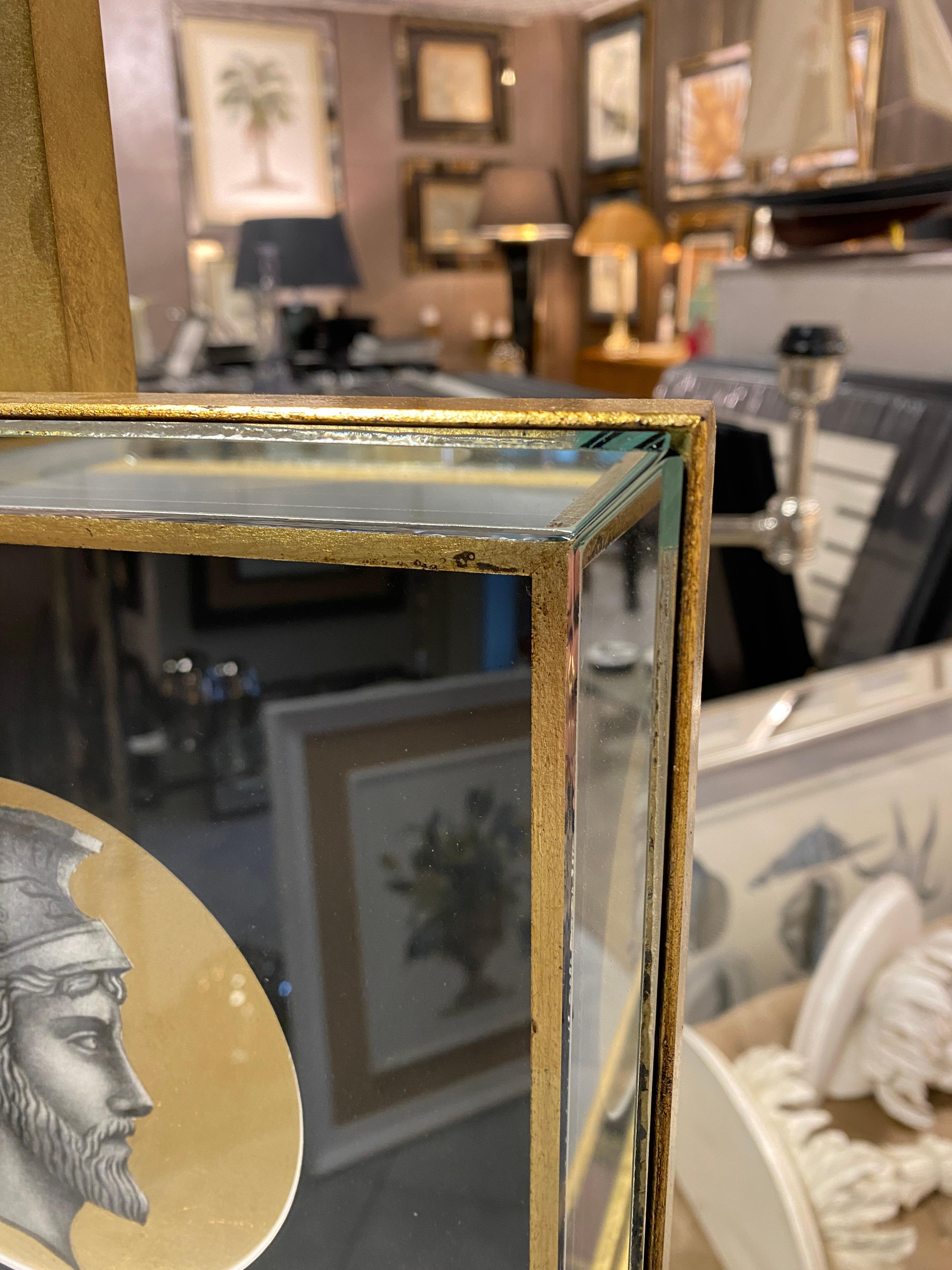 Italienischer Contemporary Print von Ancient Profile mit Spiegel und Gold Wood Frame  (Radiert) im Angebot