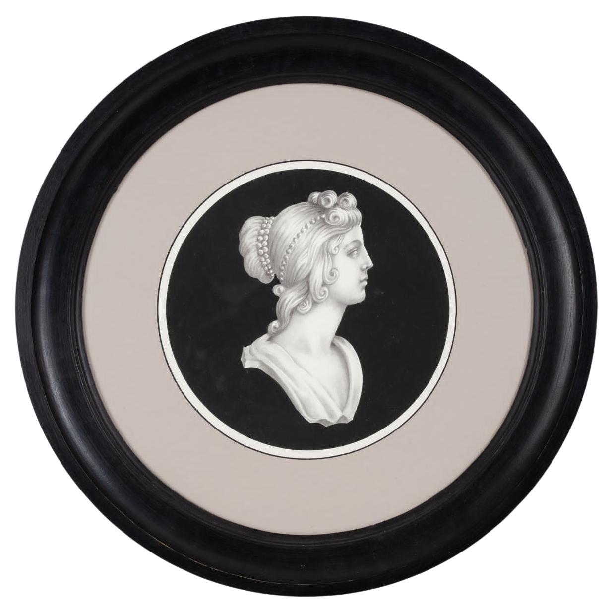Einer von zwei schönen neoklassischen Frau Profil Druck mit schwarzem Hintergrund, gerahmt von  ein zartes taupefarbenes Passepartout und einen runden schwarzen Rahmen. 
Jeder Druck wird vollständig in Italien von unseren Meisterhandwerkern