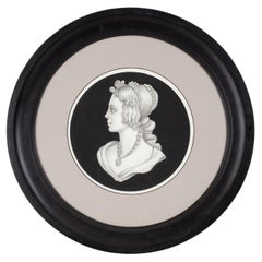 Impression contemporaine italienne d'un profil néoclassique avec cadre rond en bois noir