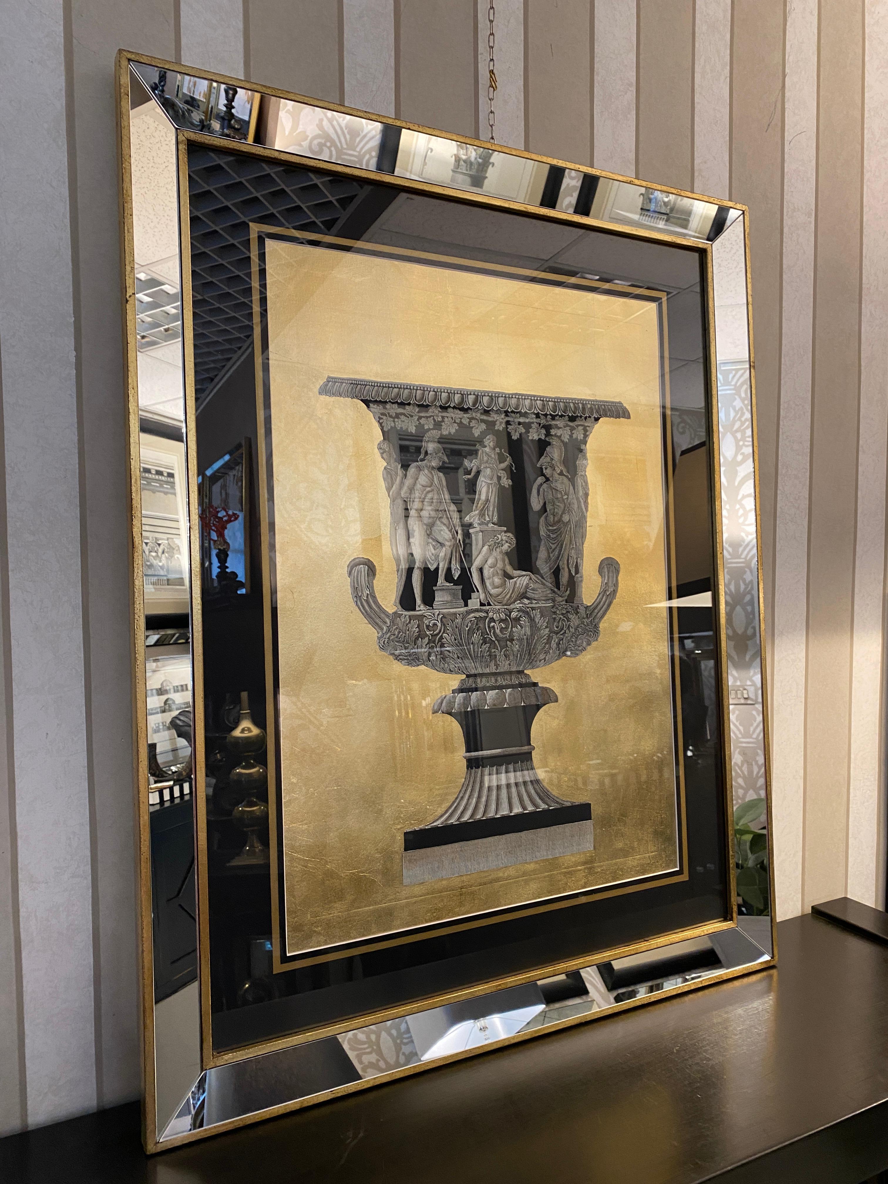 Una delle due incisioni stampate all'acquaforte Vaso antico romano GRANDE stampa con sfondo in foglia d'oro dorata a mano e impreziosita da una cornice quadrata fatta di specchi e dorata a guazzo e brunita con una pietra. Il passpartout è nero con
