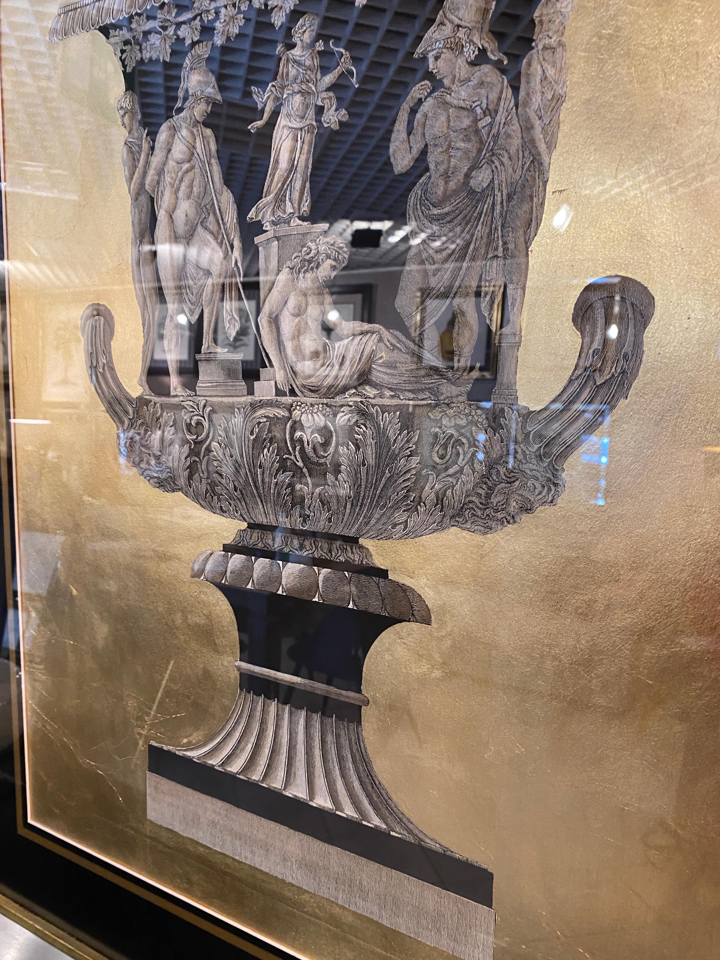 Foglia d’oro Vaso Romano Italiano Contemporaneo Nero Oro Grande Stampa con Cornice Wood a Specchio 2 di 2 in vendita