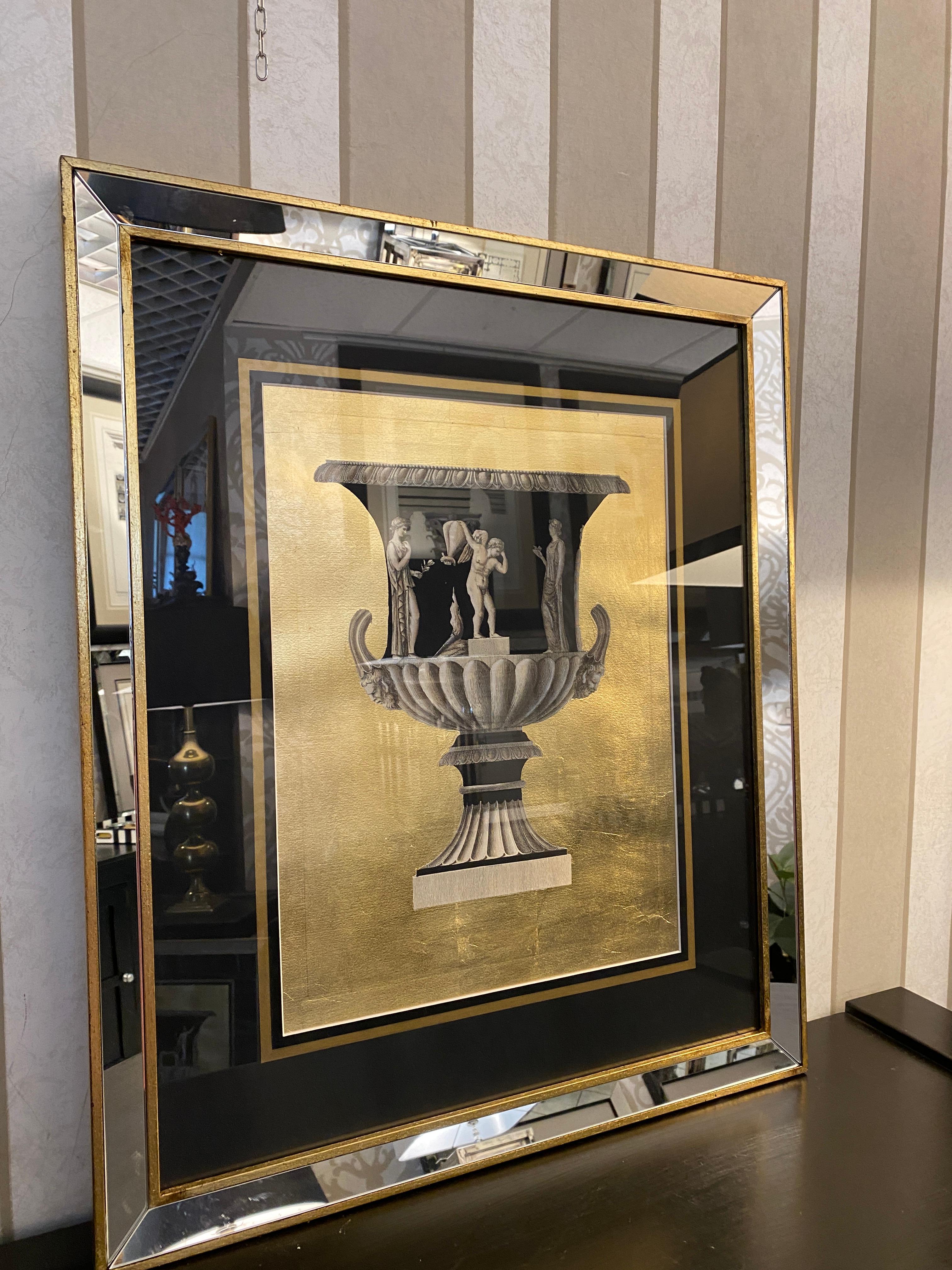 Una delle due incisioni stampate all'acquaforte Vaso antico romano con sfondo in foglia d'oro dorata a mano e impreziosita da una cornice quadrata fatta di specchi e dorata a guazzo e brunita con una pietra. Il passpartout è nero con una sottile