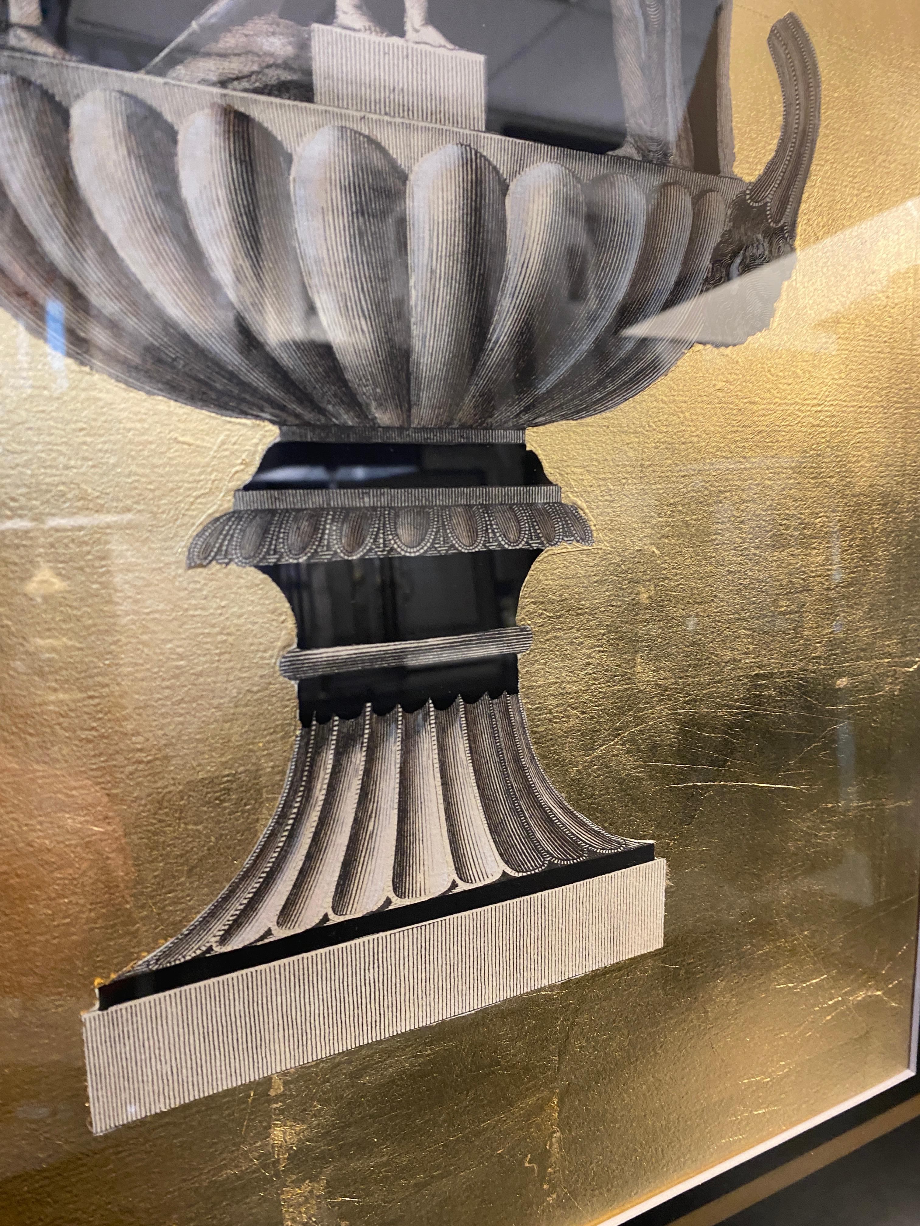 Vaso Romano Italiano Contemporaneo Stampa Oro Nero con Cornice in Legno Specchio 2 di 2 in vendita 2