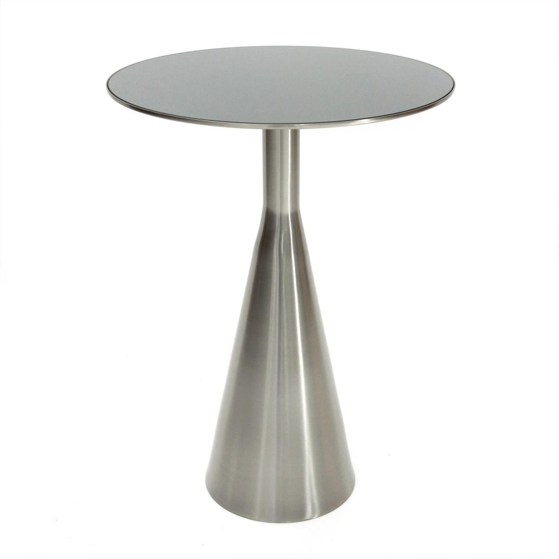 Small table of contemporary manufacture produced in small series by Italian artisans.
Brushed chrome frame.
Mirror glass top.

Dimensions: Diameter 45 cm, height 60 cm.