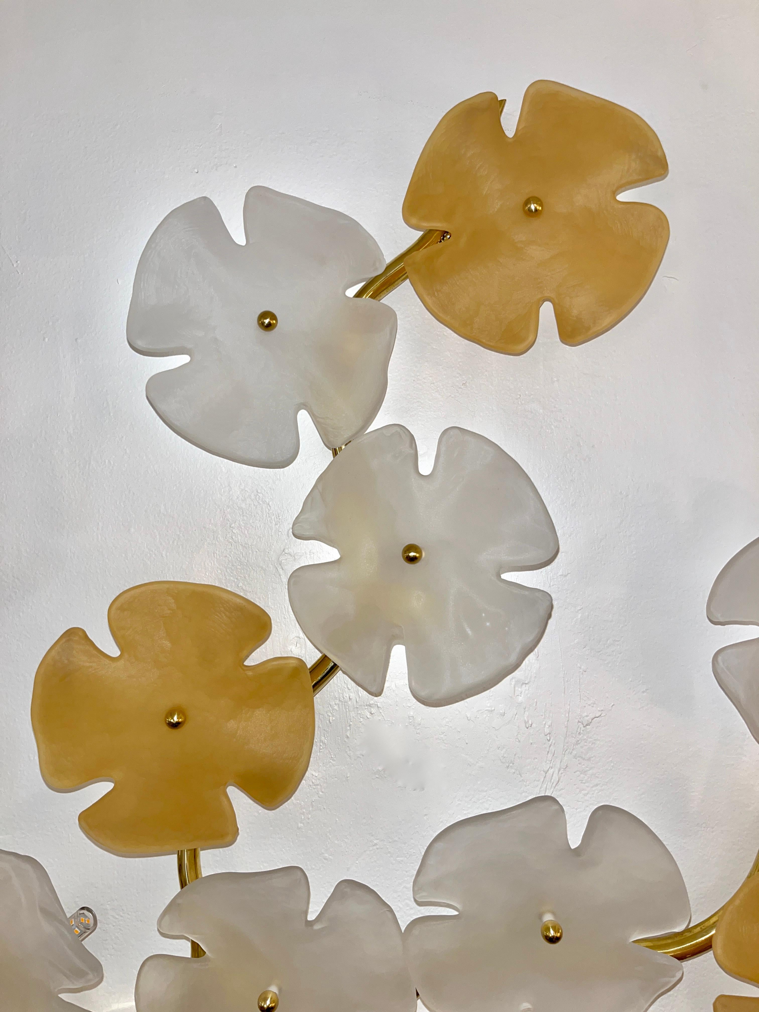 Modernity Italian Satin White Gold Art Murano Glass Flower Sconce/Flush Mount Light (applique/applique lumineuse) en vente 2