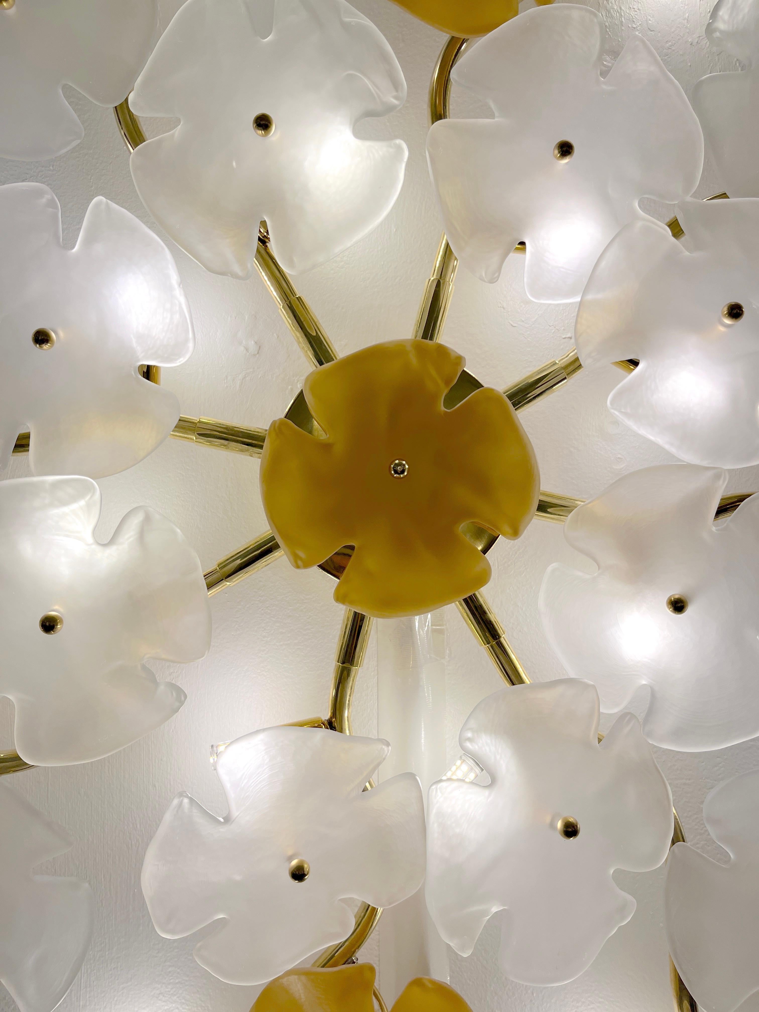 Modernity Italian Satin White Gold Art Murano Glass Flower Sconce/Flush Mount Light (applique/applique lumineuse) en vente 4