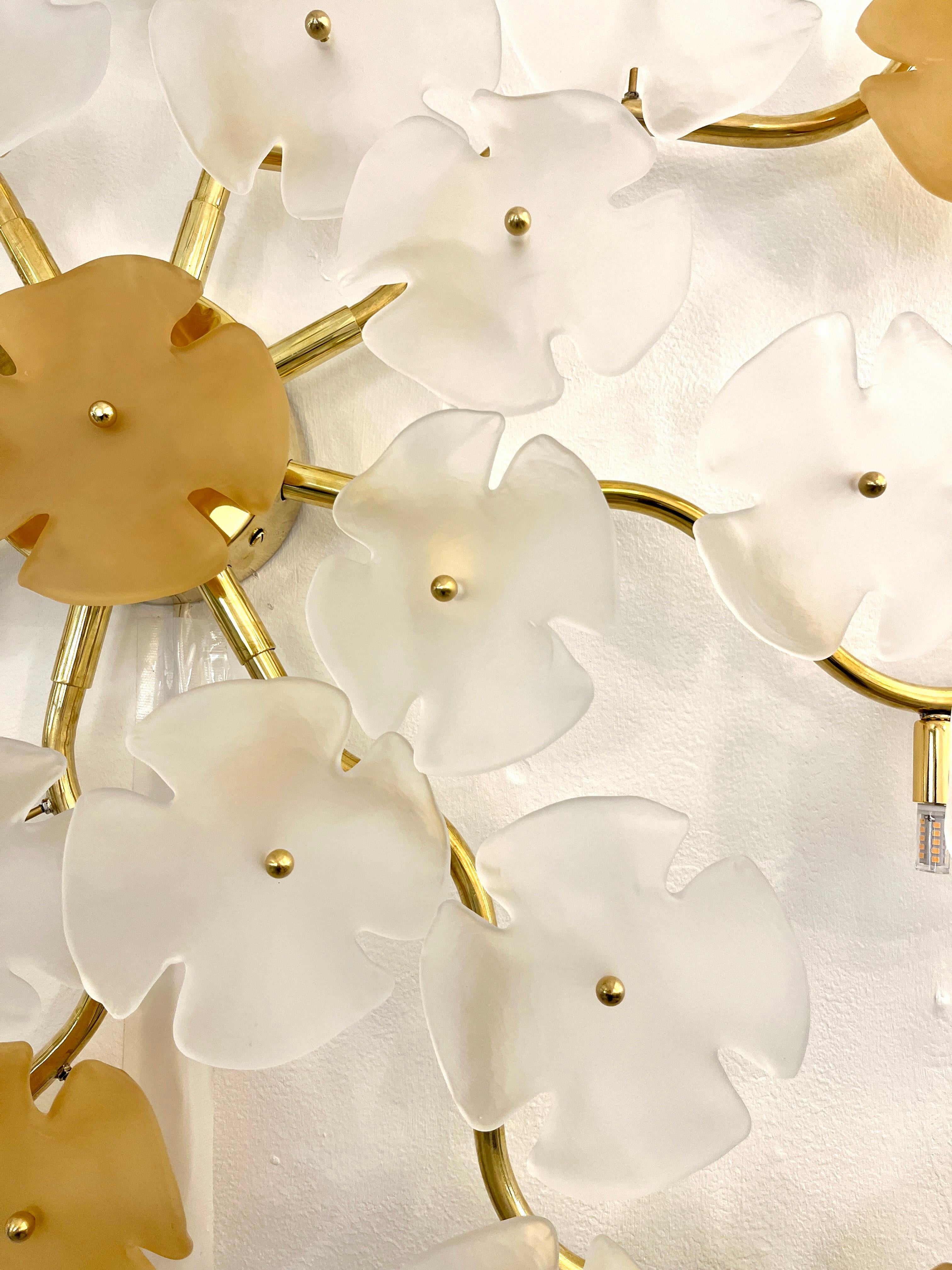 Modernity Italian Satin White Gold Art Murano Glass Flower Sconce/Flush Mount Light (applique/applique lumineuse) en vente 6