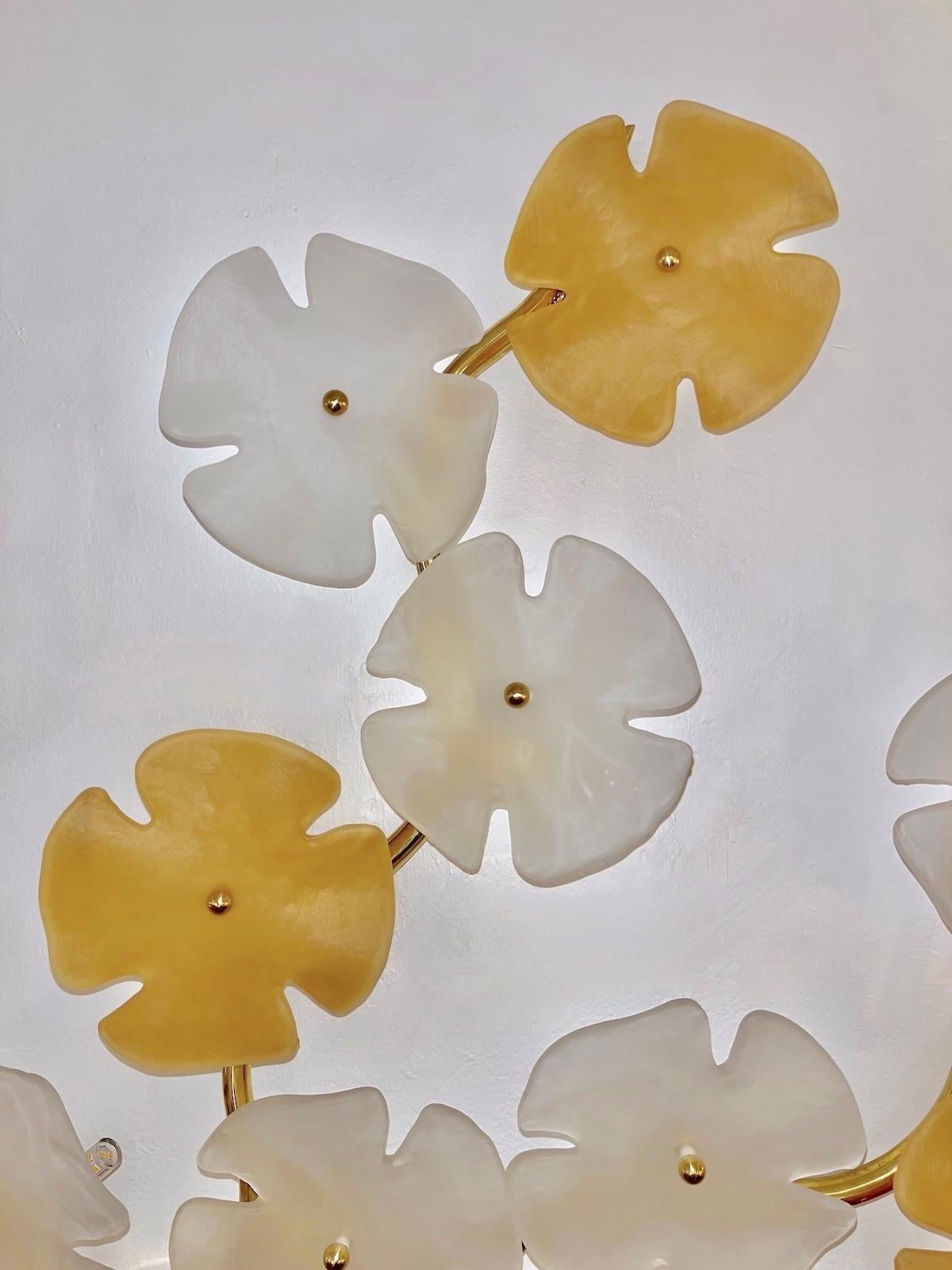 Modernity Italian Satin White Gold Art Murano Glass Flower Sconce/Flush Mount Light (applique/applique lumineuse) en vente 6