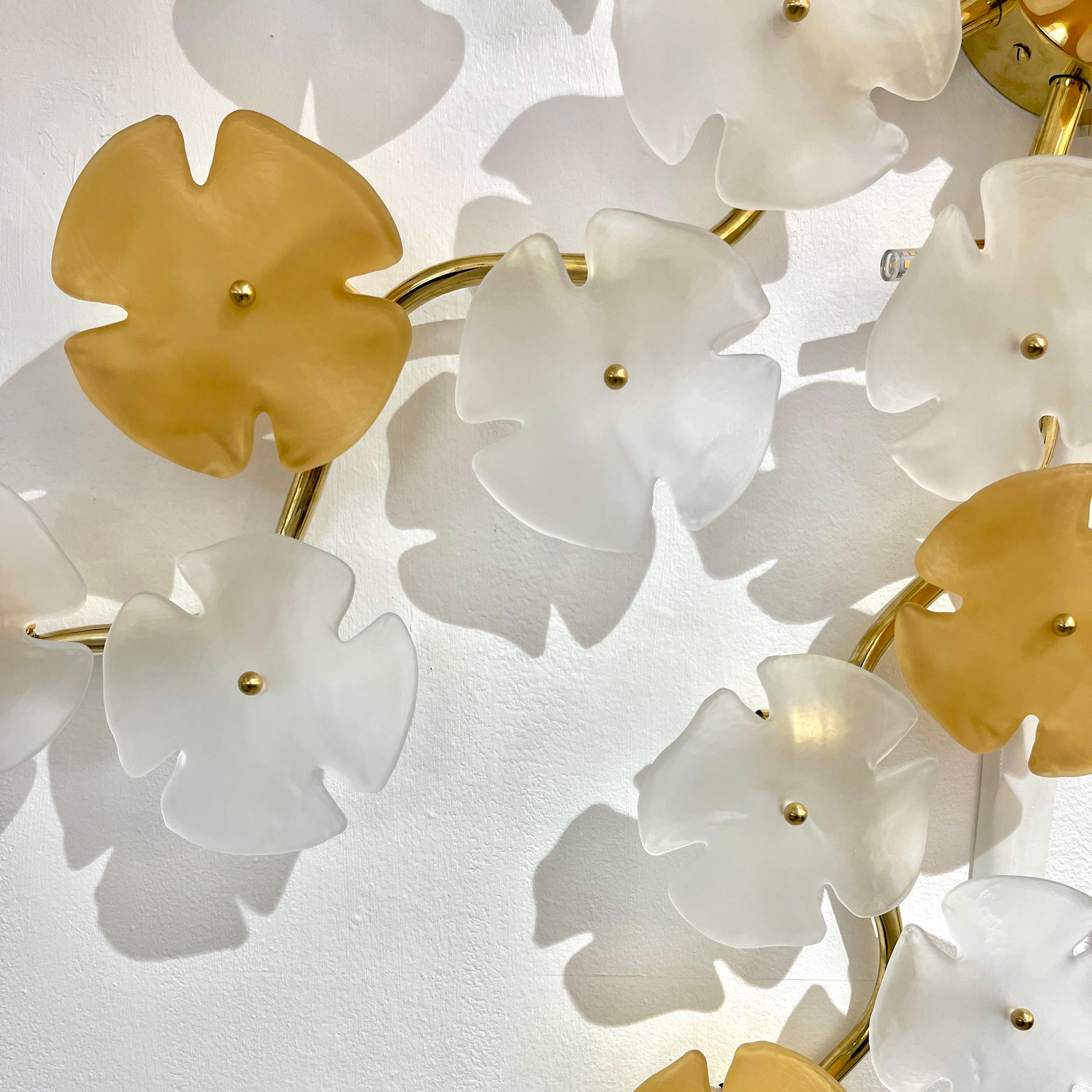 Mid-Century Modern Modernity Italian Satin White Gold Art Murano Glass Flower Sconce/Flush Mount Light (applique/applique lumineuse) en vente