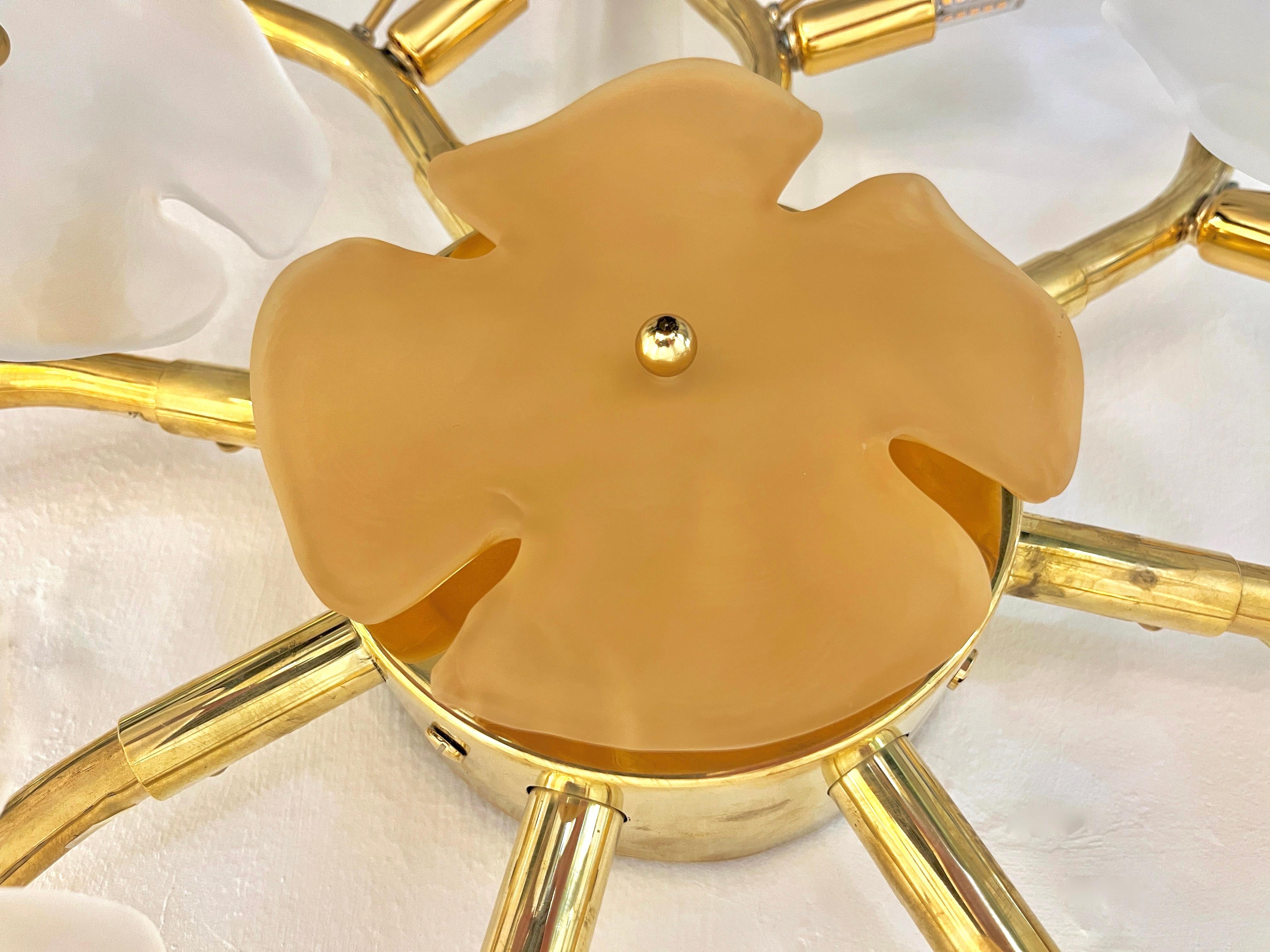 italien Modernity Italian Satin White Gold Art Murano Glass Flower Sconce/Flush Mount Light (applique/applique lumineuse) en vente