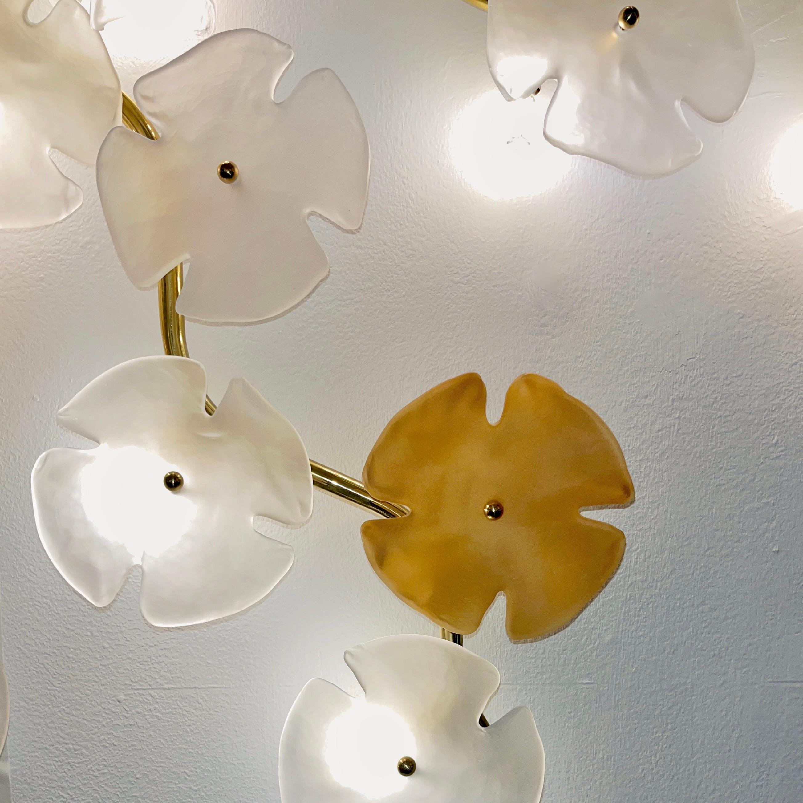 Fait main Modernity Italian Satin White Gold Art Murano Glass Flower Sconce/Flush Mount Light (applique/applique lumineuse) en vente