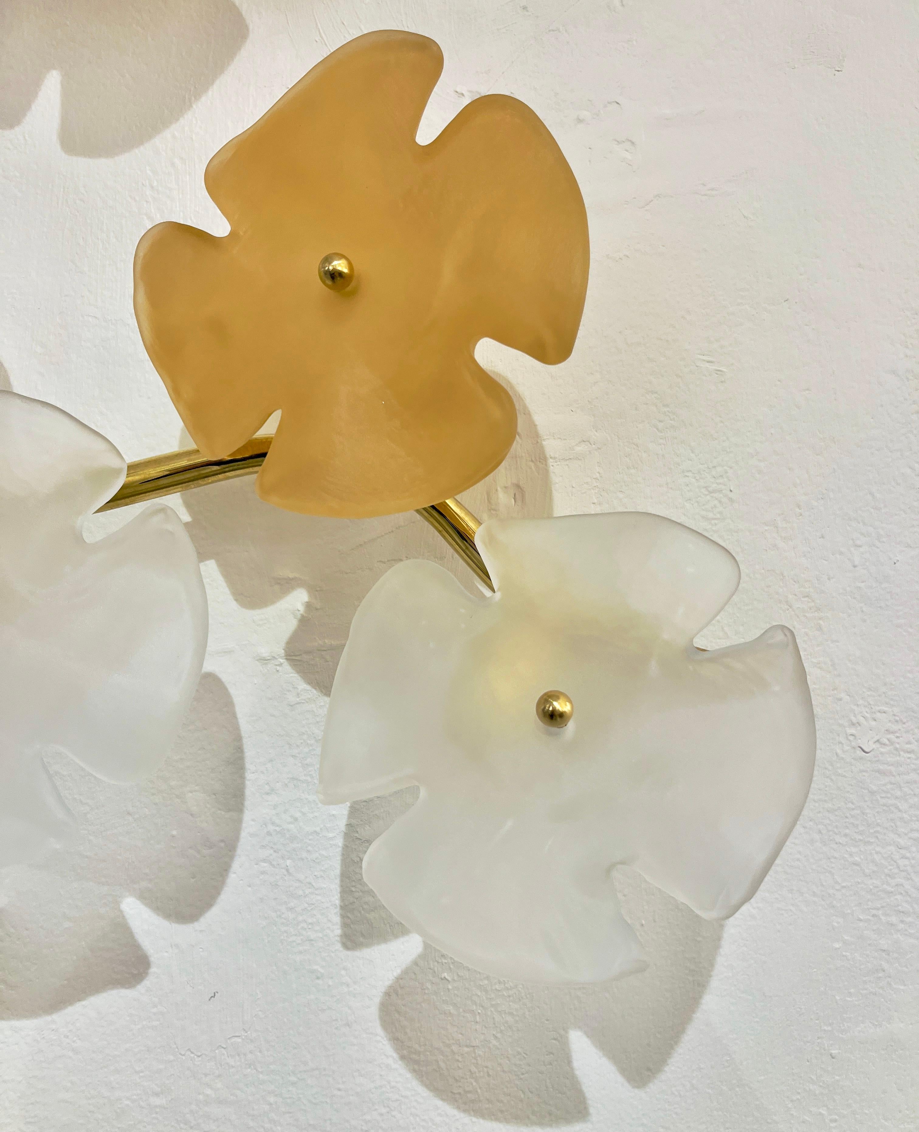 XXIe siècle et contemporain Modernity Italian Satin White Gold Art Murano Glass Flower Sconce/Flush Mount Light (applique/applique lumineuse) en vente