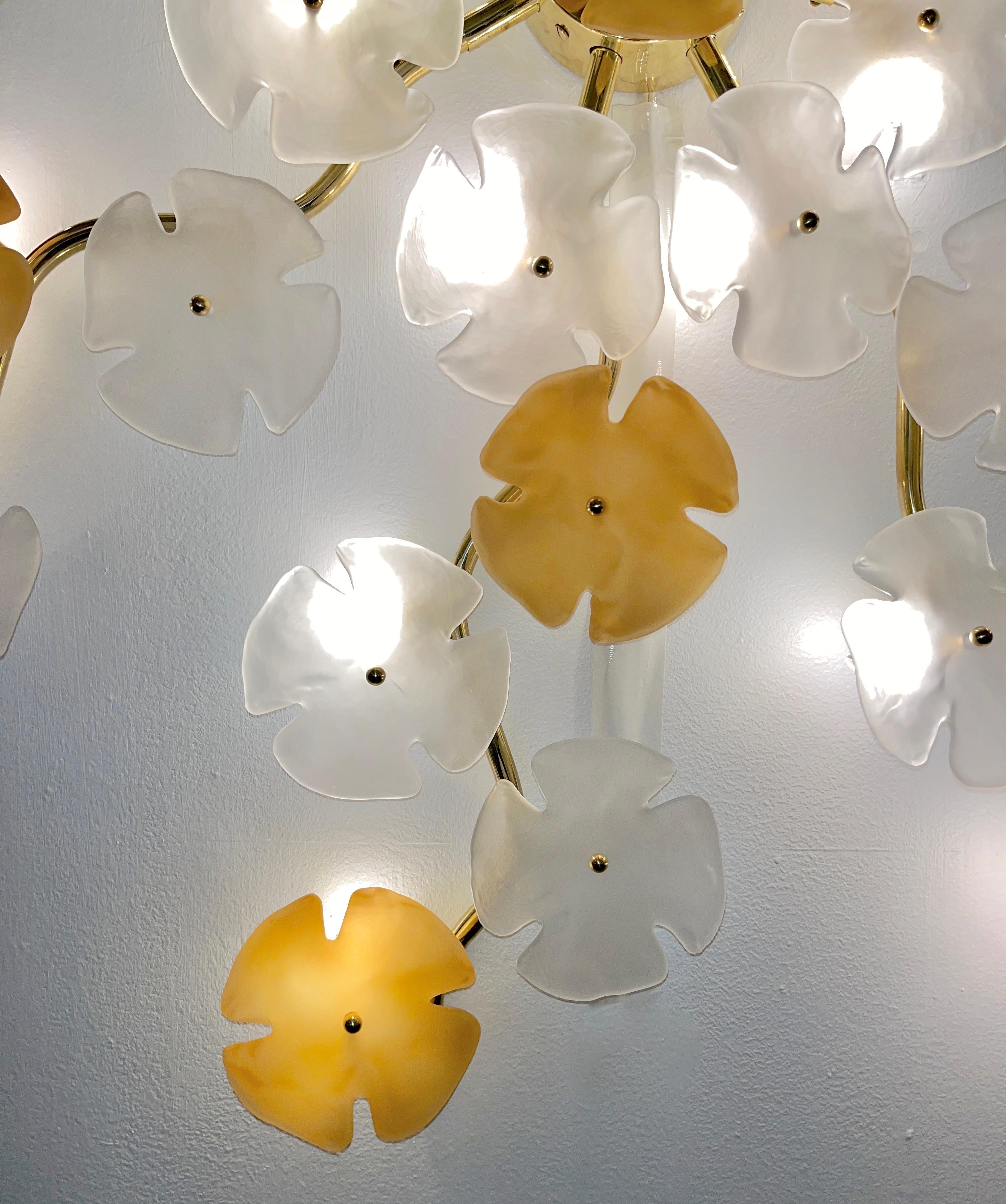Modernity Italian Satin White Gold Art Murano Glass Flower Sconce/Flush Mount Light (applique/applique lumineuse) en vente 1