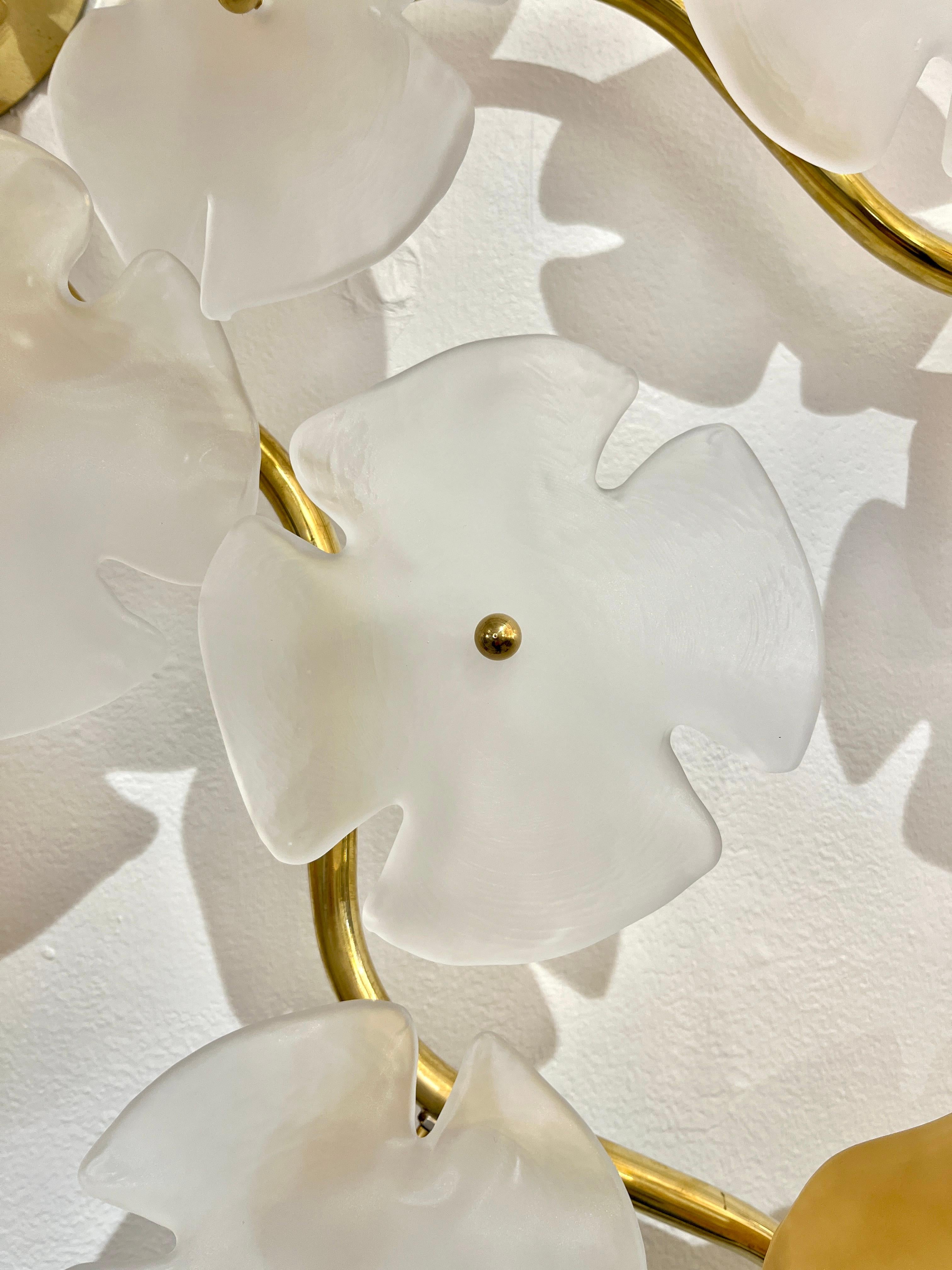 Laiton Modernity Italian Satin White Gold Art Murano Glass Flower Sconce/Flush Mount Light (applique/applique lumineuse) en vente