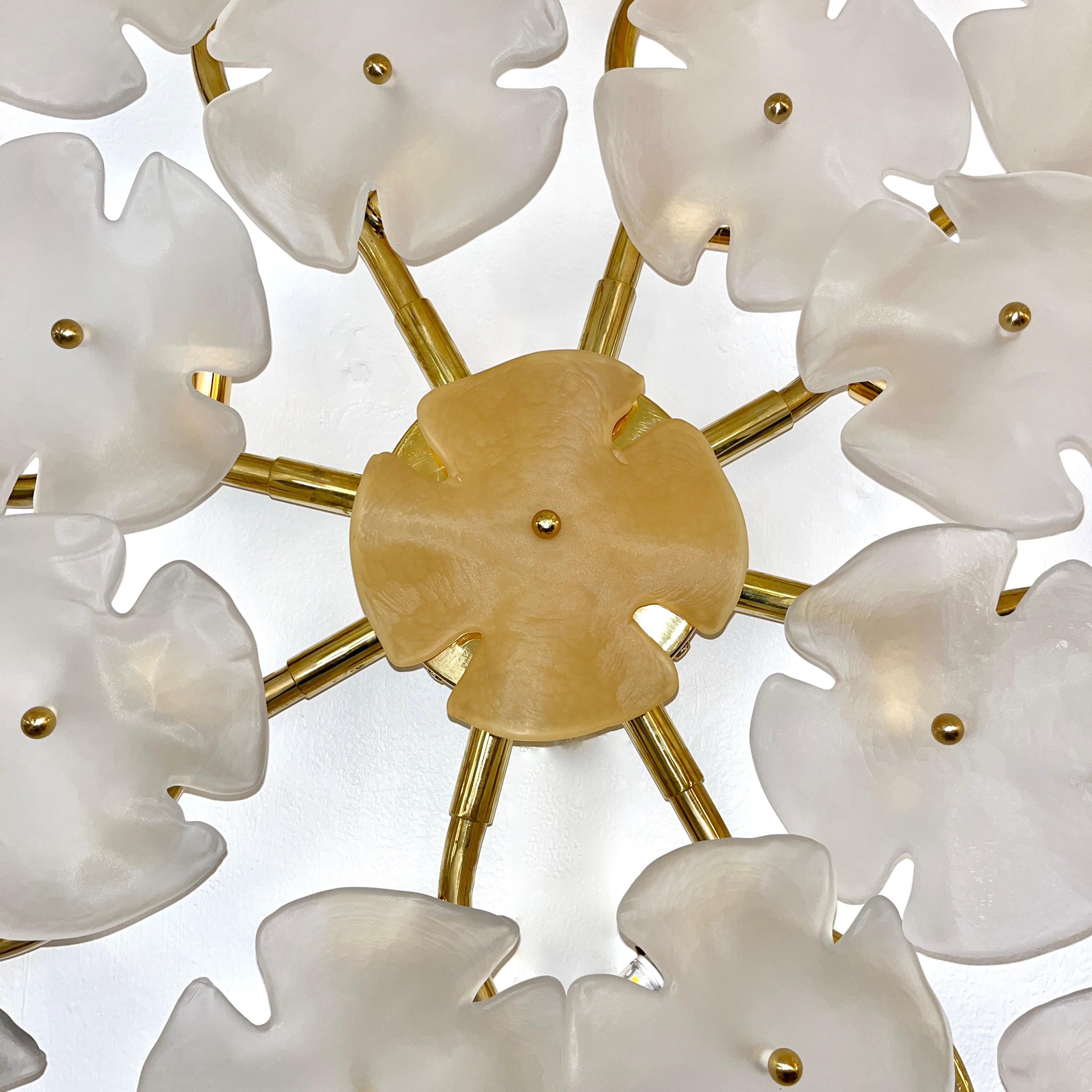 Modernity Italian Satin White Gold Art Murano Glass Flower Sconce/Flush Mount Light (applique/applique lumineuse) en vente 1