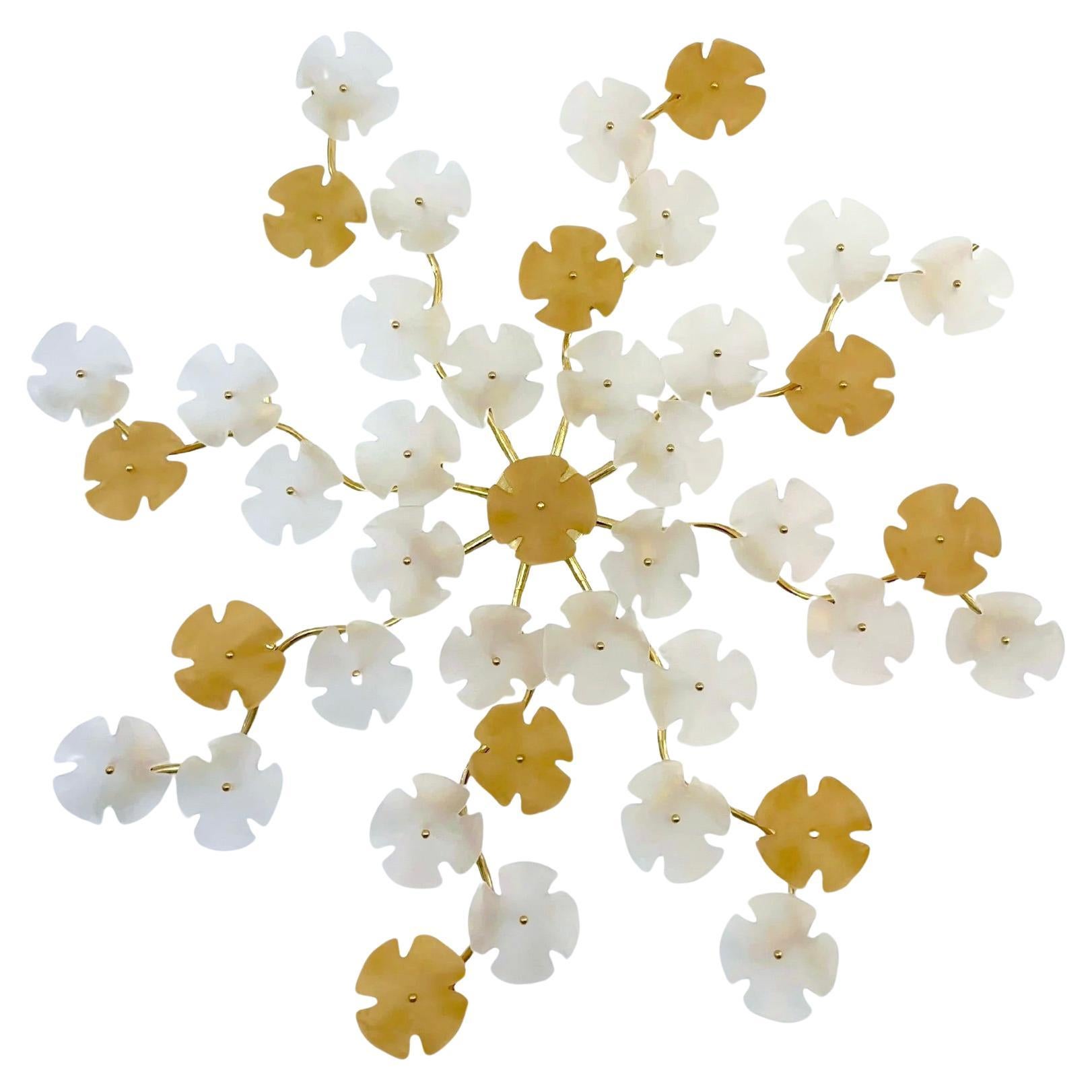Modernity Italian Satin White Gold Art Murano Glass Flower Sconce/Flush Mount Light (applique/applique lumineuse) en vente