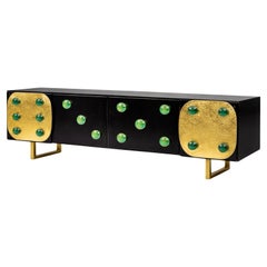 Aparador italiano contemporáneo con paneles dorados y detalles de cristal verde