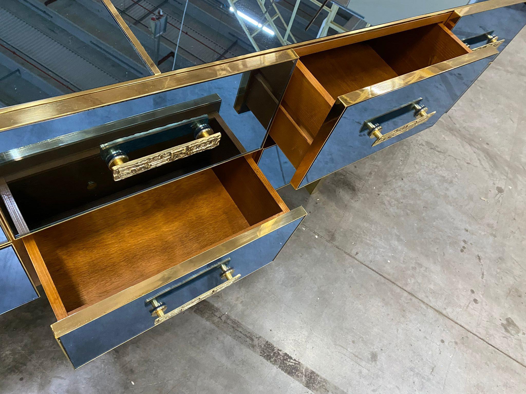 Specchio italiano contemporaneo blu argento, credenza in legno d'ottone con maniglia scultorea in vendita 2