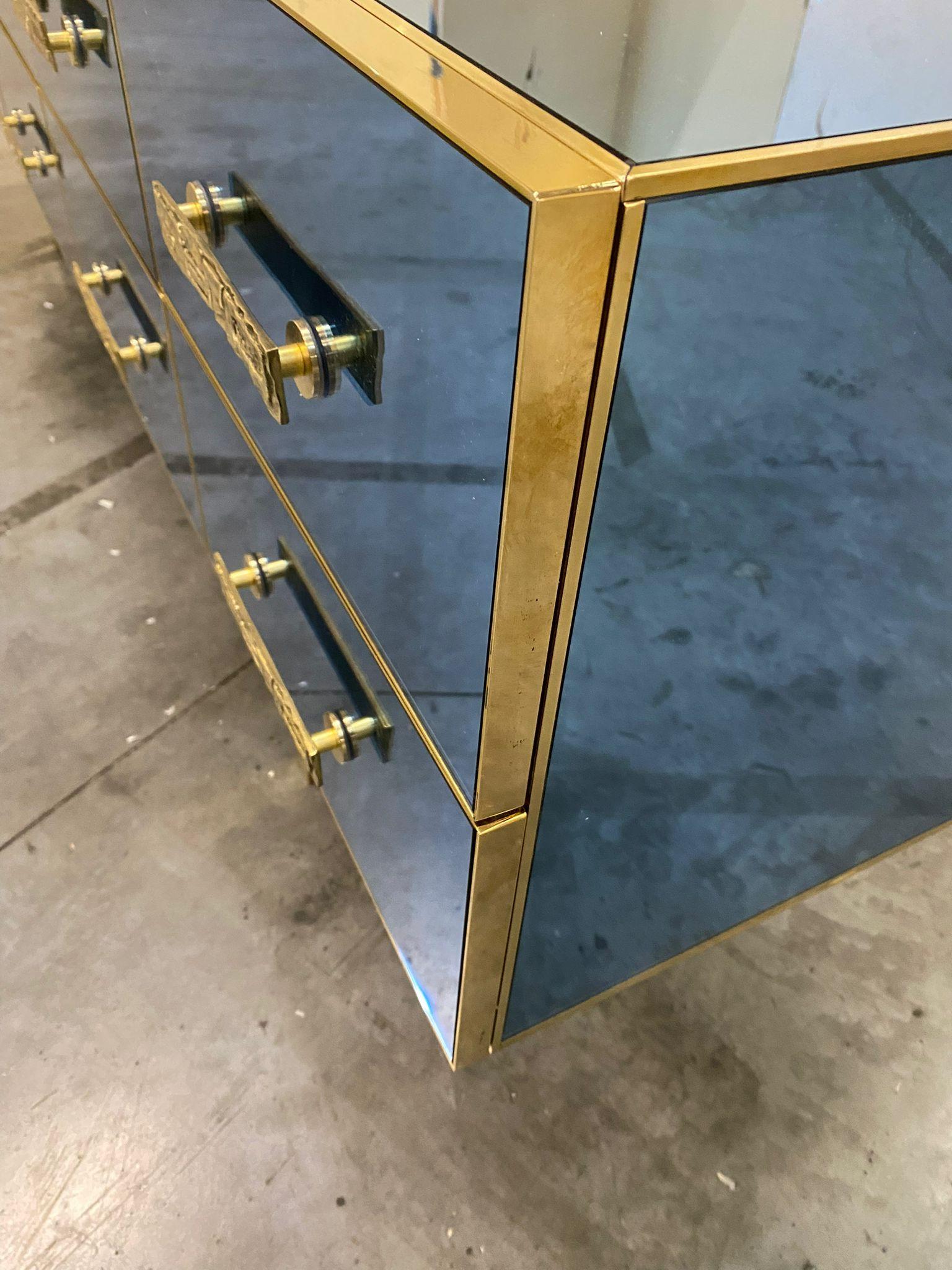 Specchio italiano contemporaneo blu argento, credenza in legno d'ottone con maniglia scultorea in vendita 3