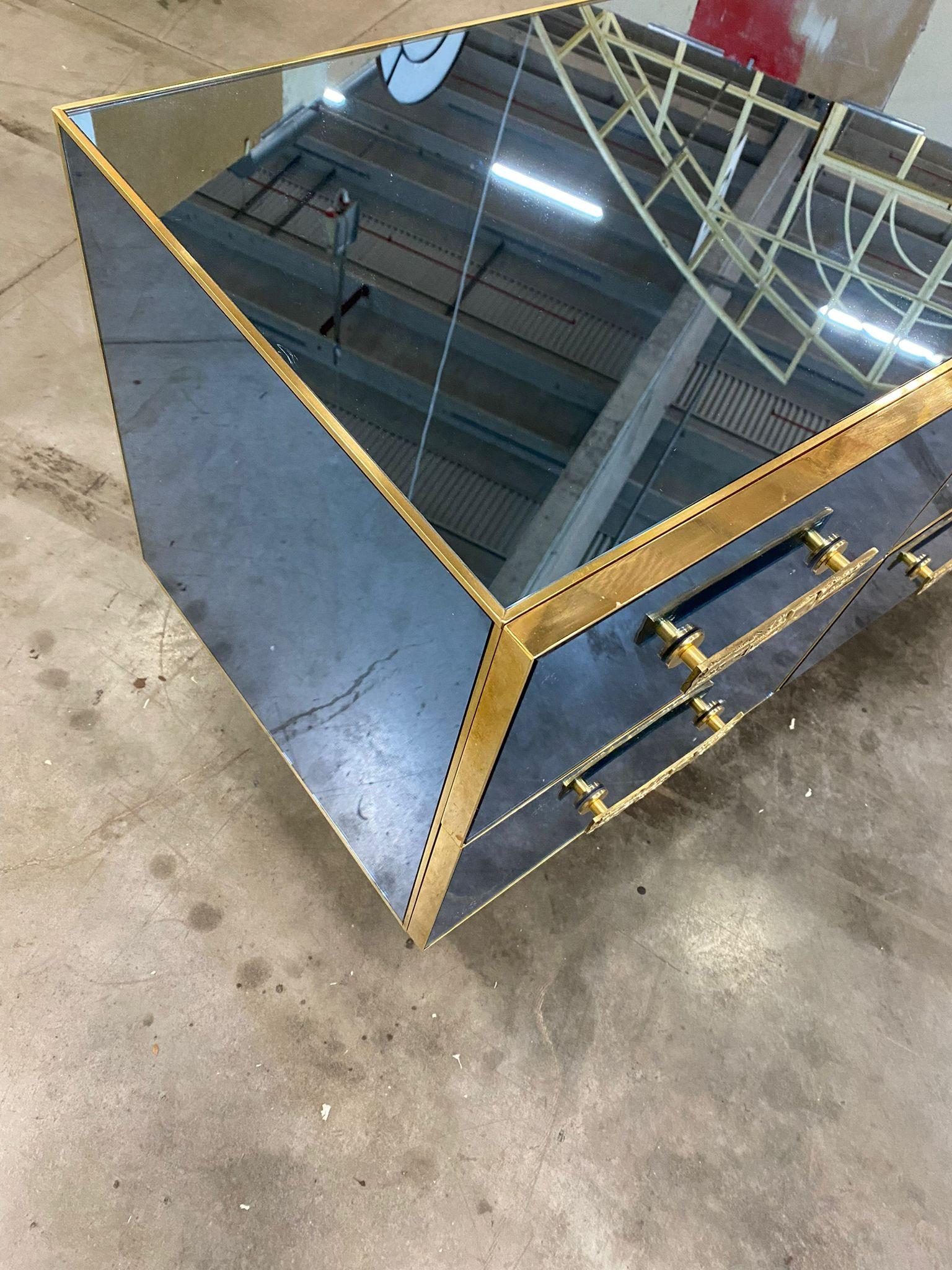 Specchio italiano contemporaneo blu argento, credenza in legno d'ottone con maniglia scultorea in vendita 4