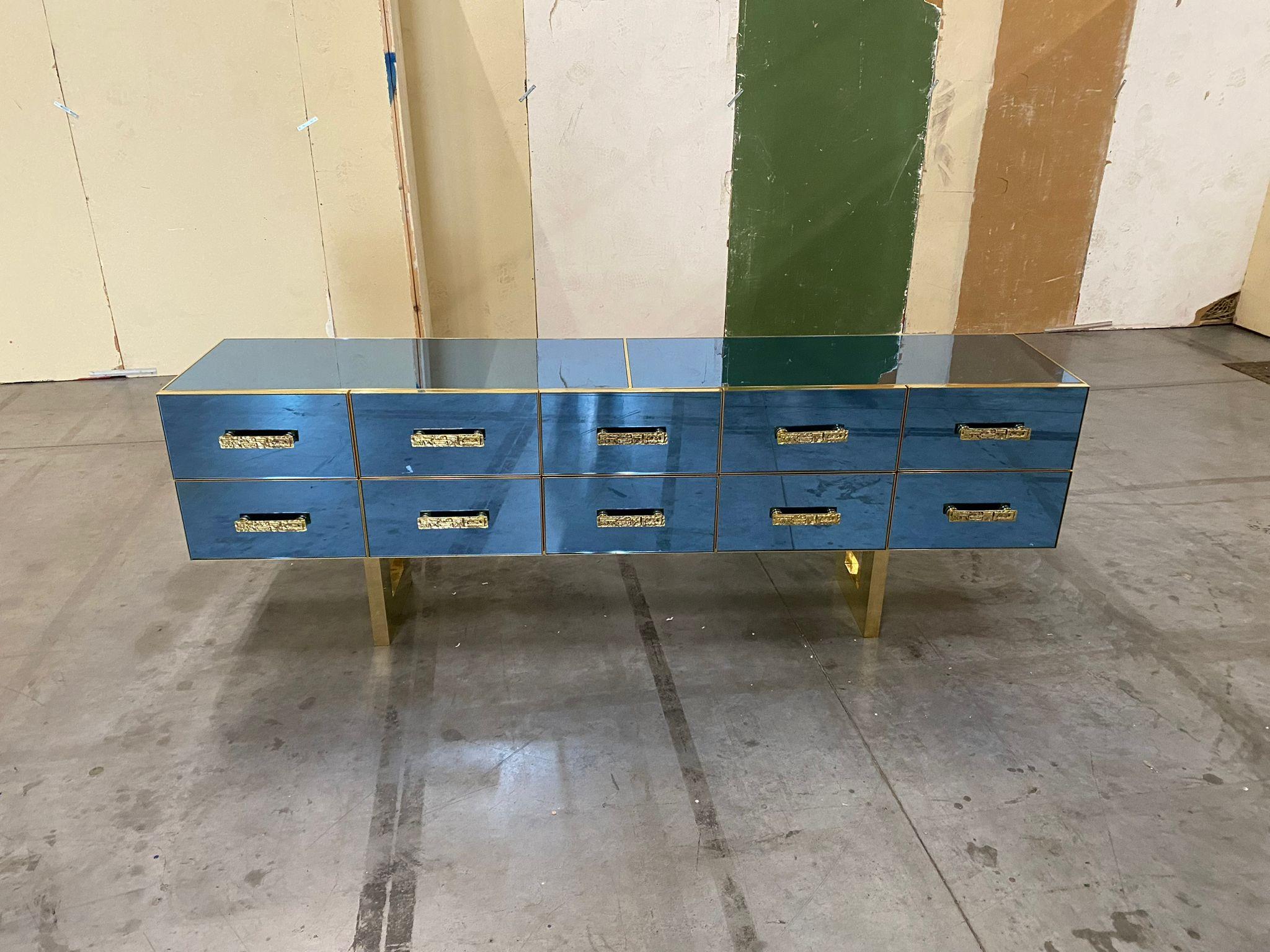 Italiano Specchio italiano contemporaneo blu argento, credenza in legno d'ottone con maniglia scultorea in vendita