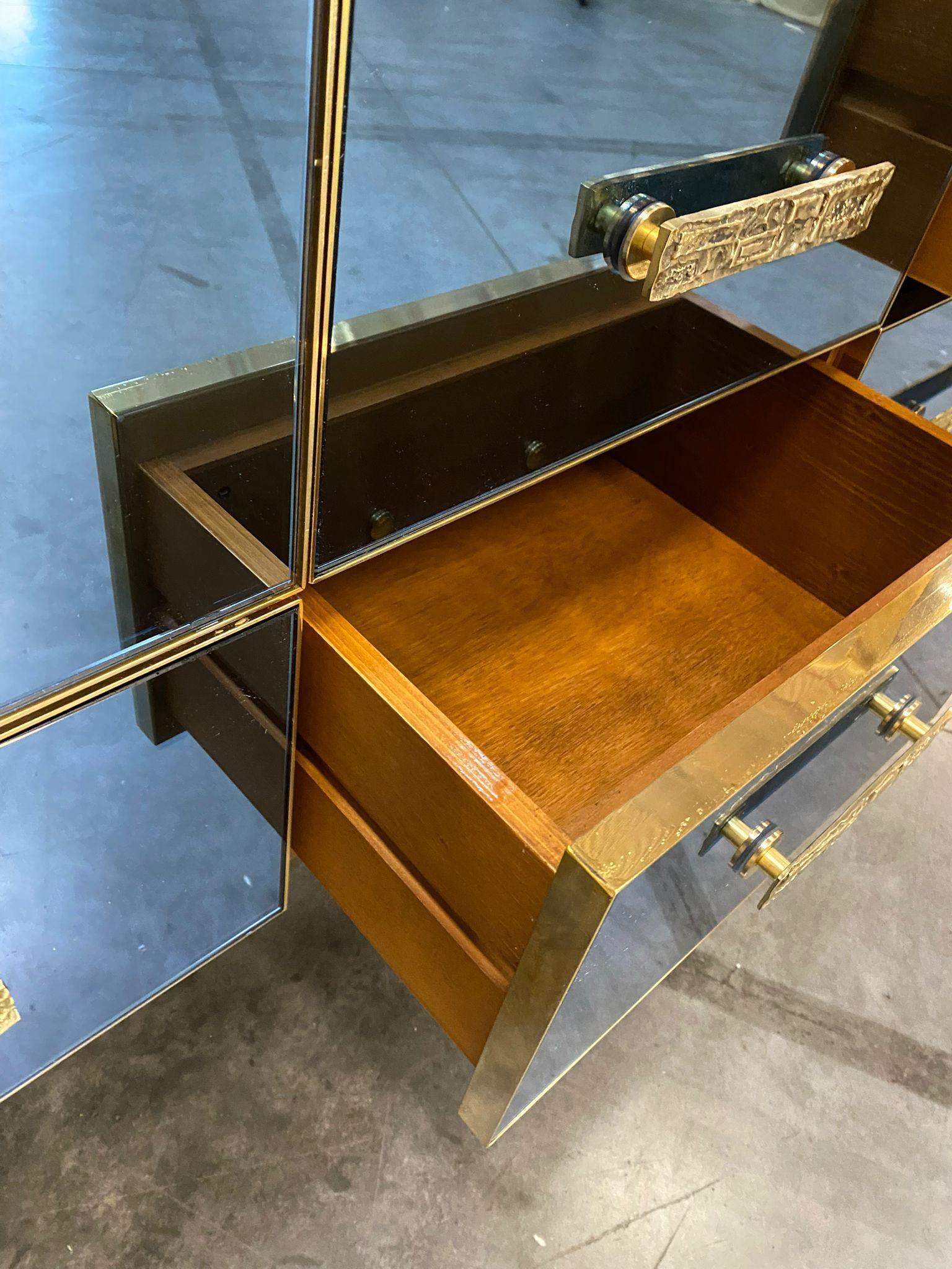 Specchio italiano contemporaneo blu argento, credenza in legno d'ottone con maniglia scultorea In condizioni Nuovo in vendita a Scandicci, Florence