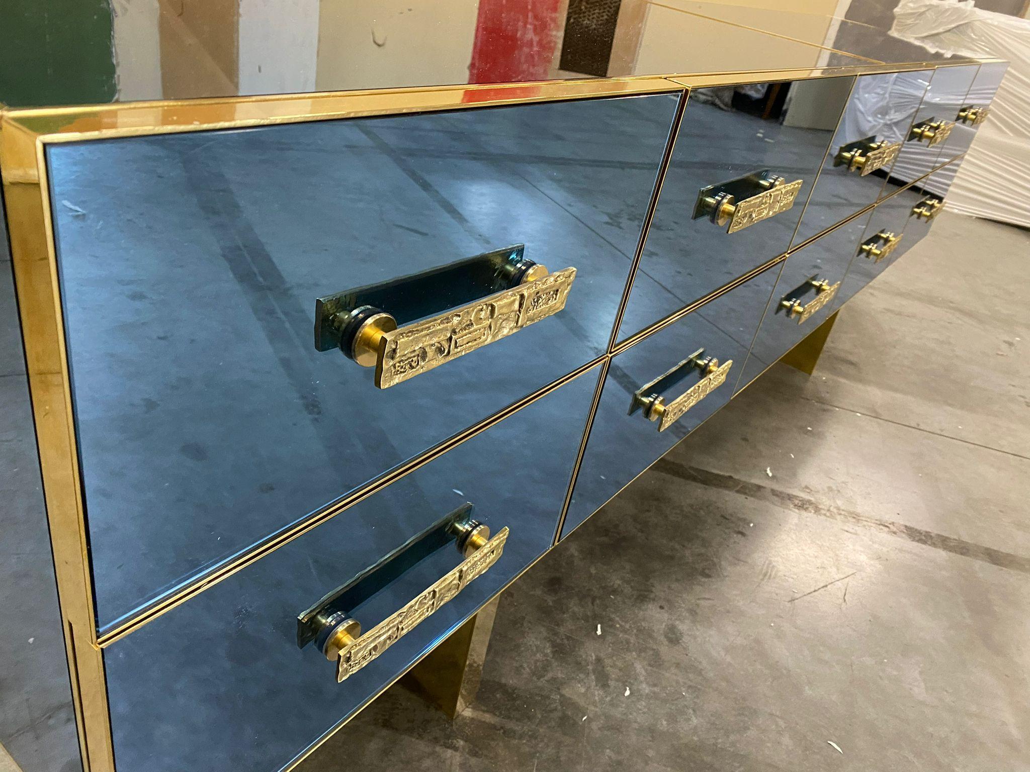 XXI secolo e contemporaneo Specchio italiano contemporaneo blu argento, credenza in legno d'ottone con maniglia scultorea in vendita
