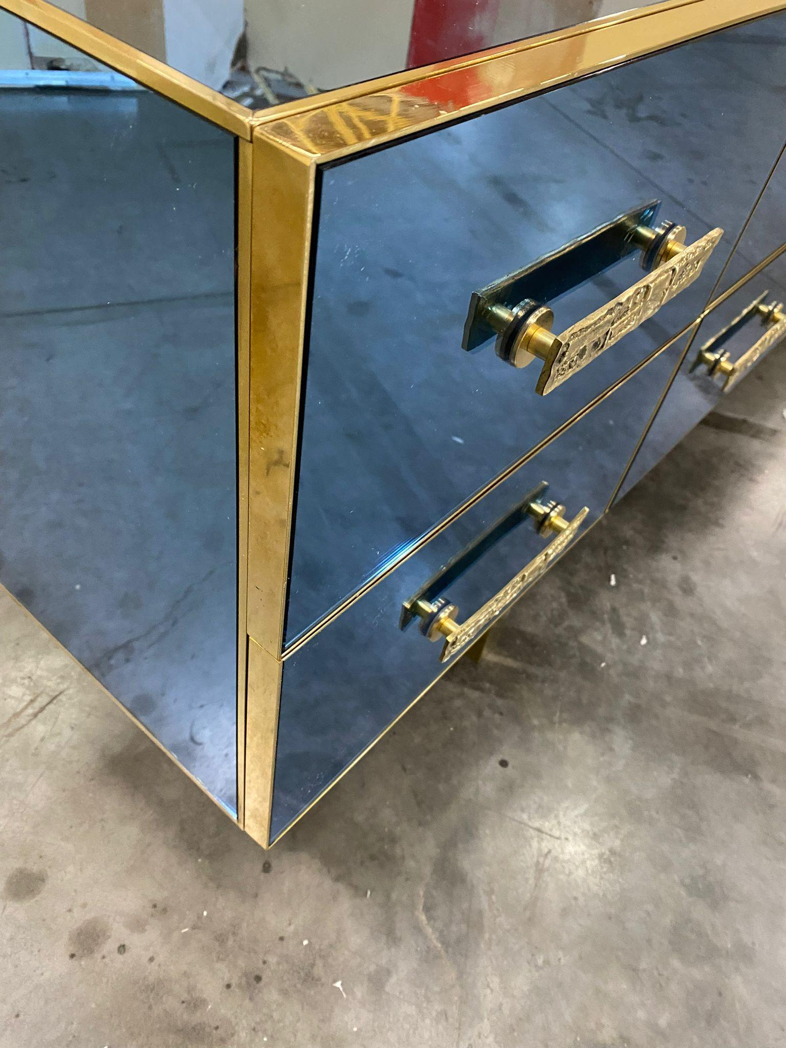Ottone Specchio italiano contemporaneo blu argento, credenza in legno d'ottone con maniglia scultorea in vendita