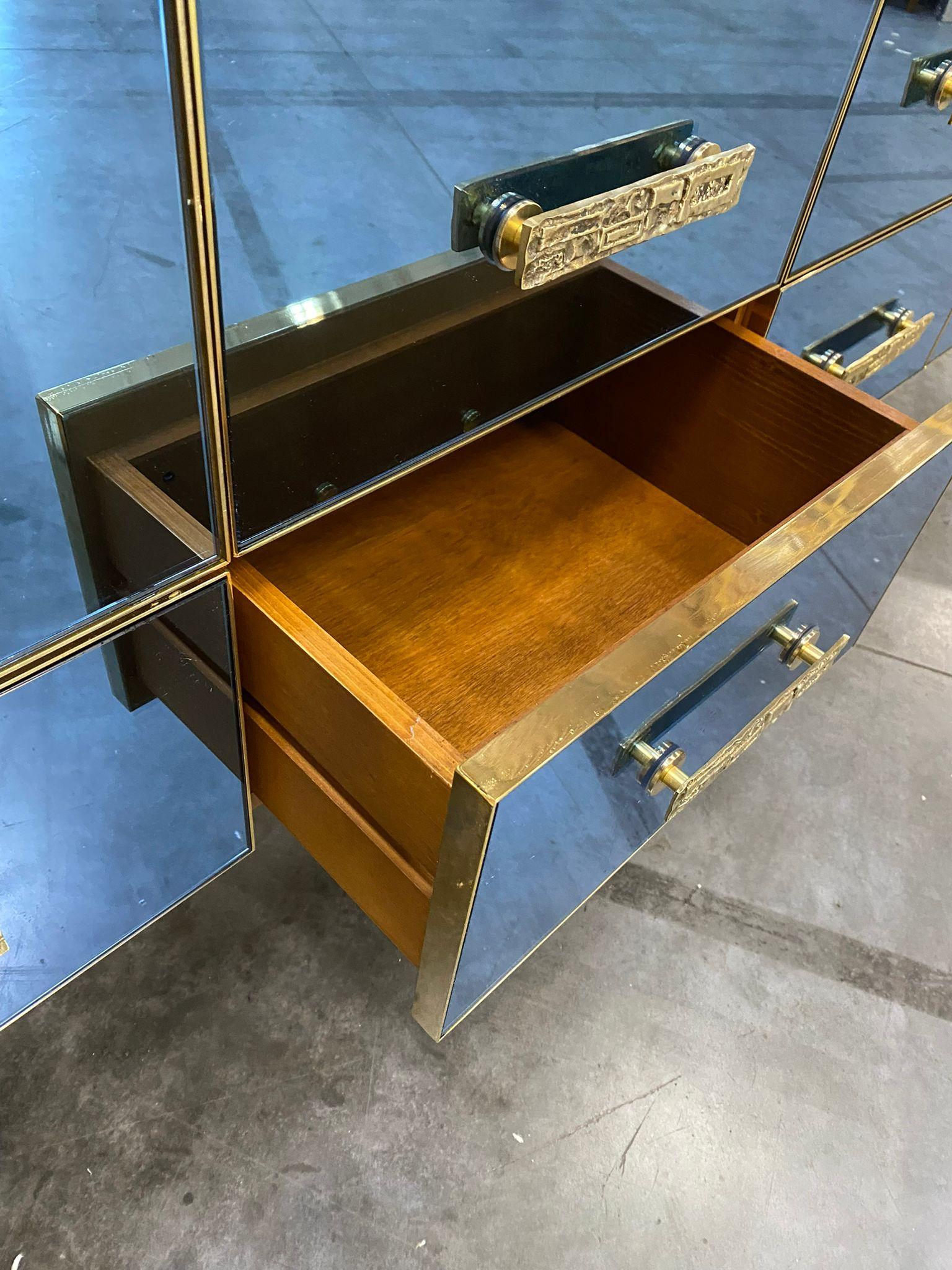 Specchio italiano contemporaneo blu argento, credenza in legno d'ottone con maniglia scultorea in vendita 1