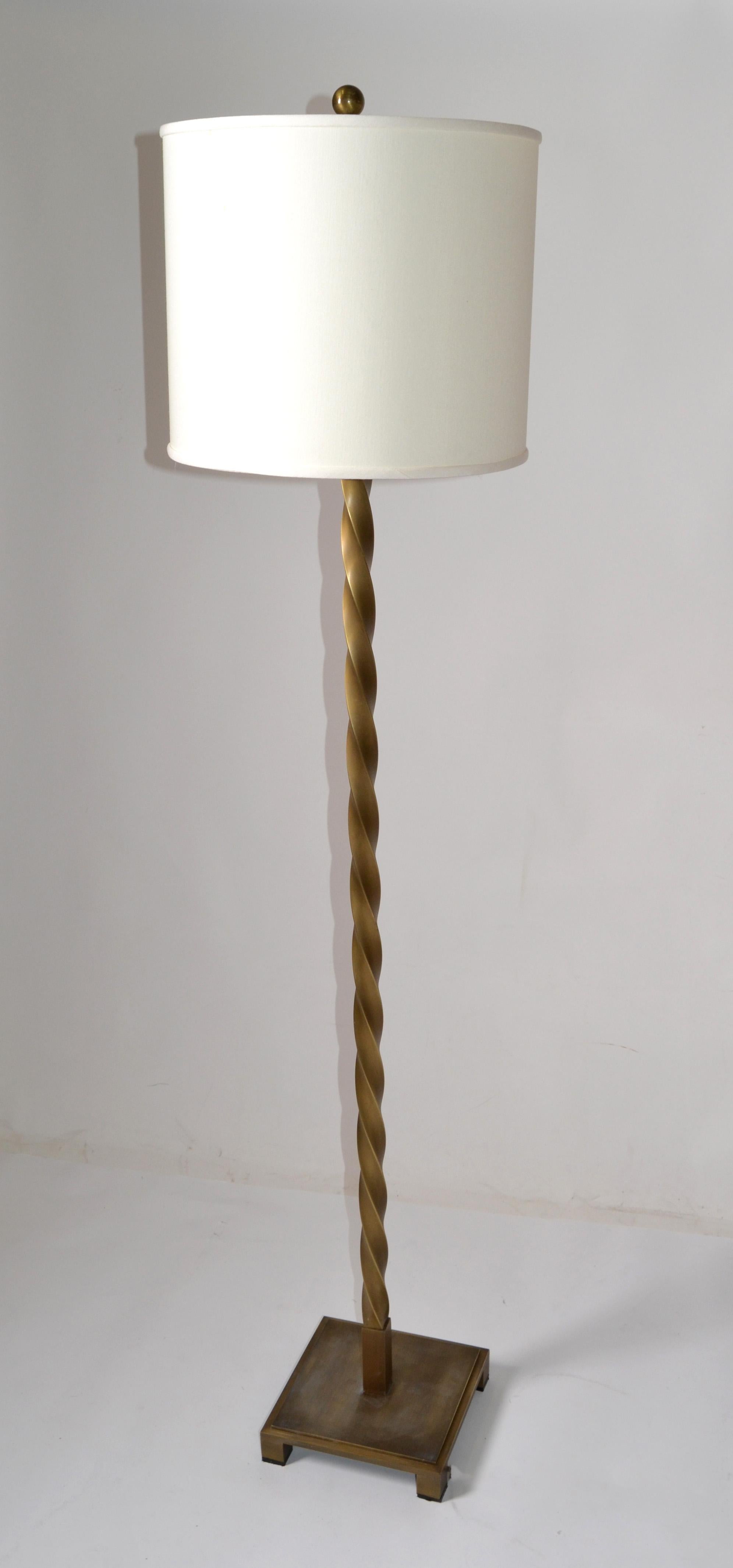 Italian Modern brushed and twisted solid bronze floor lamp or reading lamp.
UL Listed, US wired and working with a 100 W standard bulb or LED bulb.
Light tarnish and minor scratches.
Marked at the Base, UL Listed, Date 2004 & made in Italy.
NO