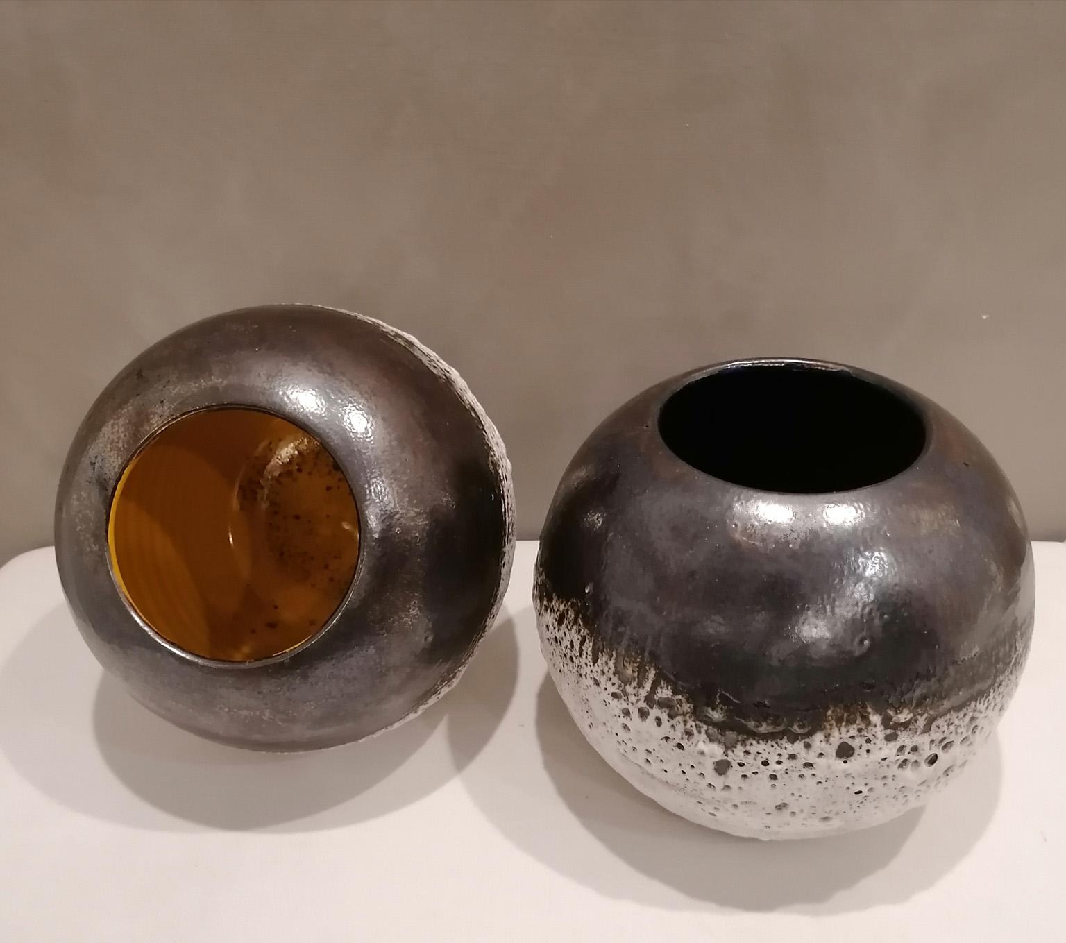 Bicolor ceramic vases manufactured in Minori (Amalfi Coast) by ceramist MarCo Fusco,
made of glazed ceramic with spherical shape with two inside colors: blue and okra.
Unique piece.
Measures: Diameter of mouth 13 cm 5.11 inches
Diameter 28 cm,