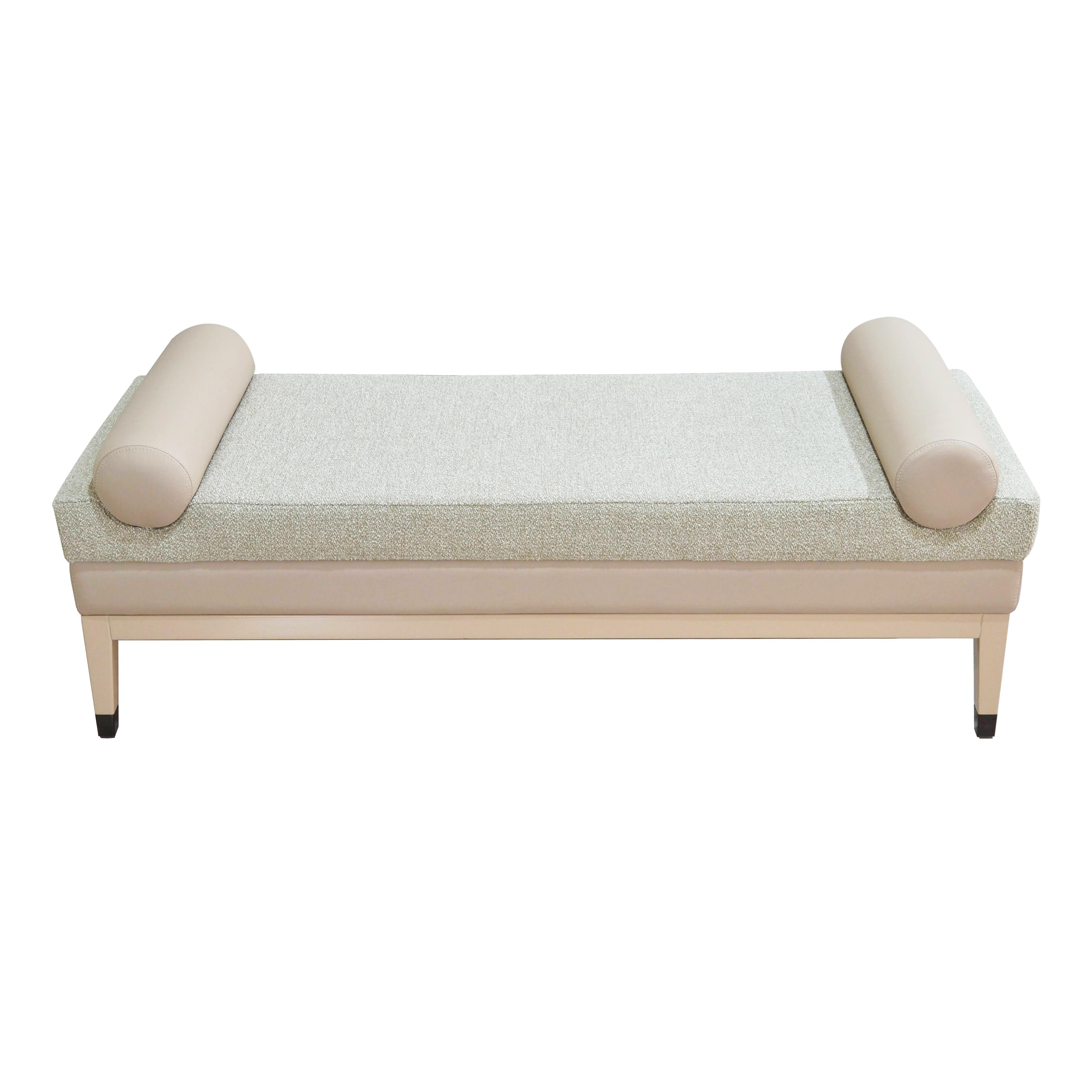 Art Deco Italian Contemporary Upholstered Bench in Quinoa Fabric and Beige Leather For Sale