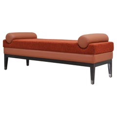 Banc italien contemporain tapissé de tissu terre cuite et de cuir rouge