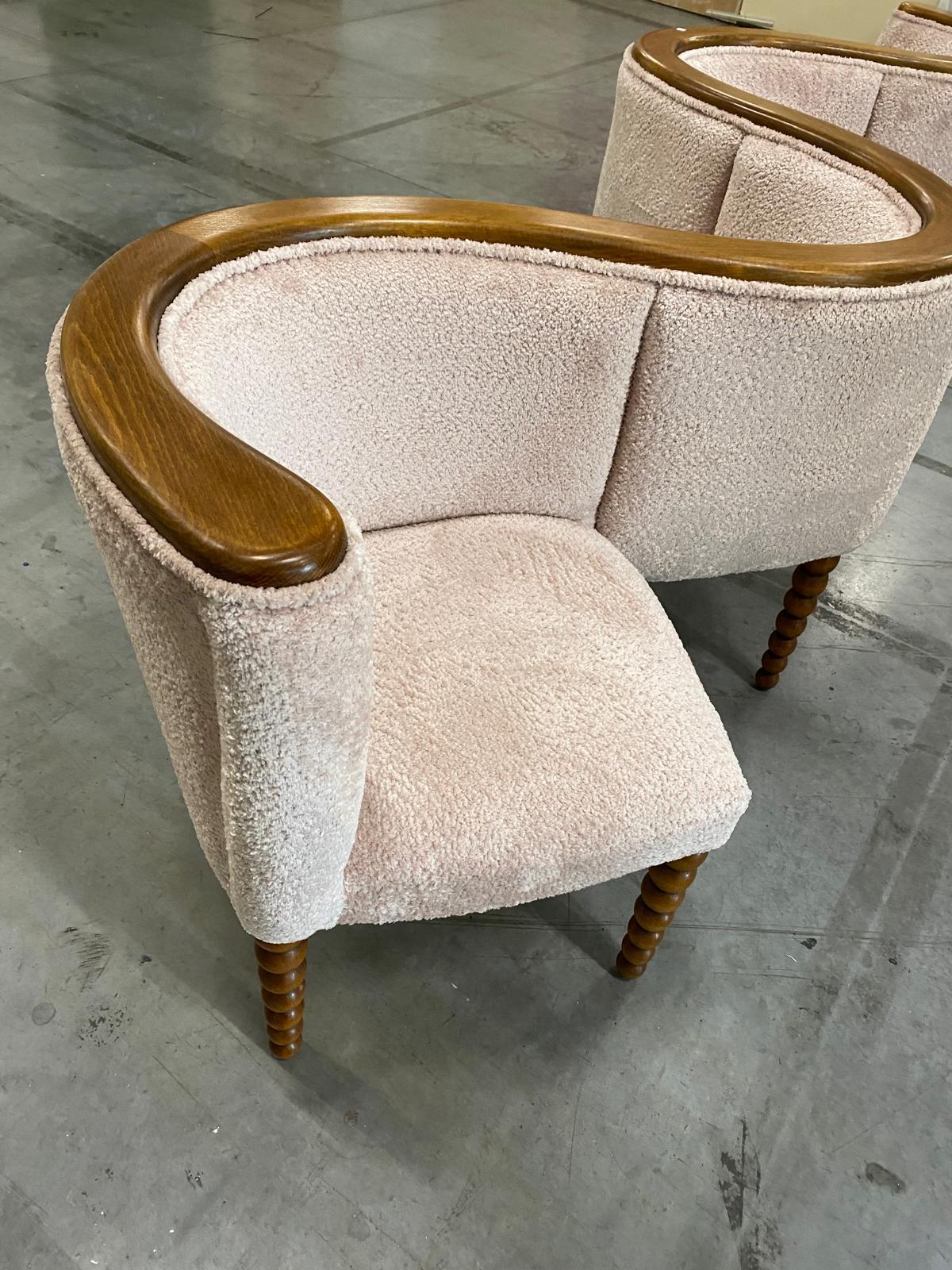 Italienisches Contemporary Warm White Chenille und Wood Curved Conversation Sofa im Angebot 5