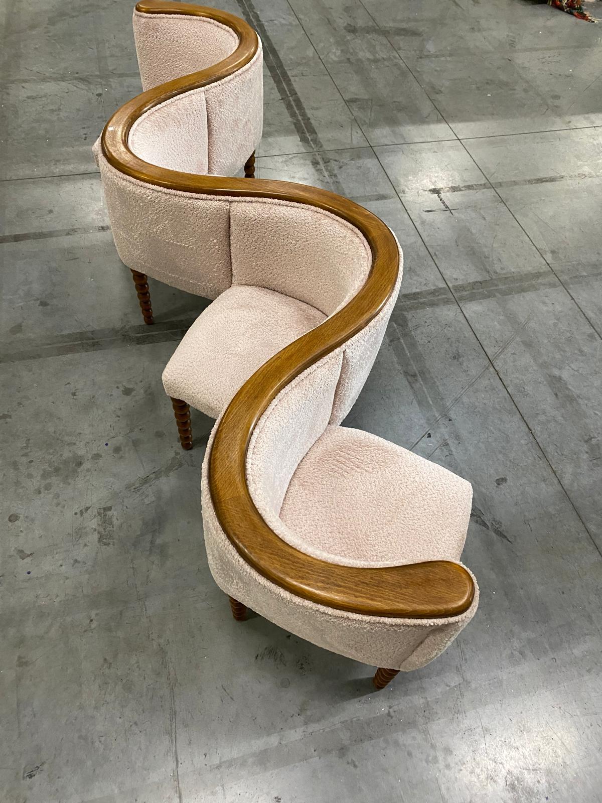 Wunderschönes, geschwungenes Sofa mit 4 Sitzen und warmweißer Chenille, von uns entworfen und handgefertigt, mit Struktur aus Massivholz.
Es ist möglich, den Stoff individuell zu gestalten; auf den Fotos können Sie die verfügbaren Farben sehen.
Es