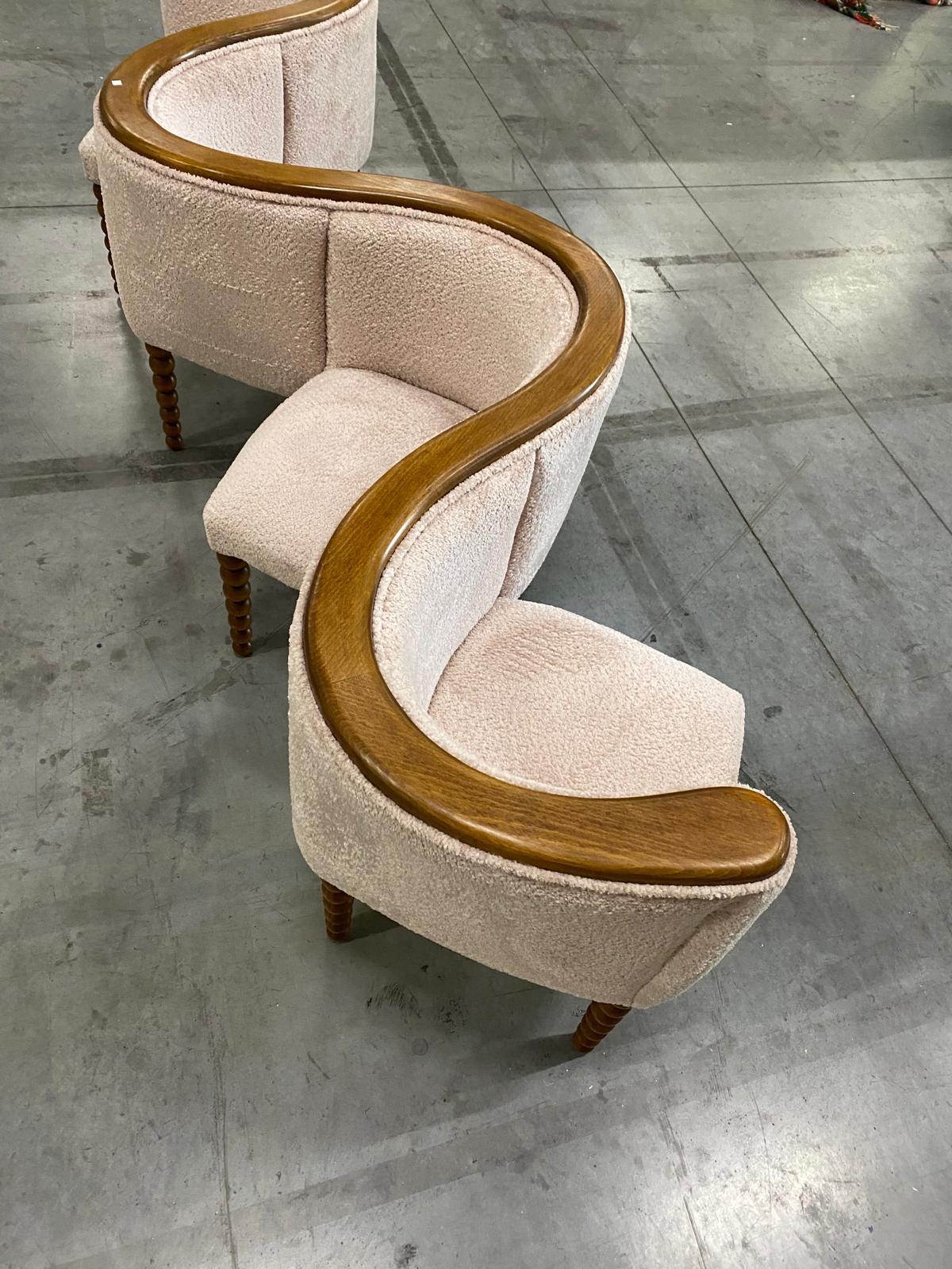 Italienisches Contemporary Warm White Chenille und Wood Curved Conversation Sofa im Zustand „Neu“ im Angebot in Scandicci, Florence