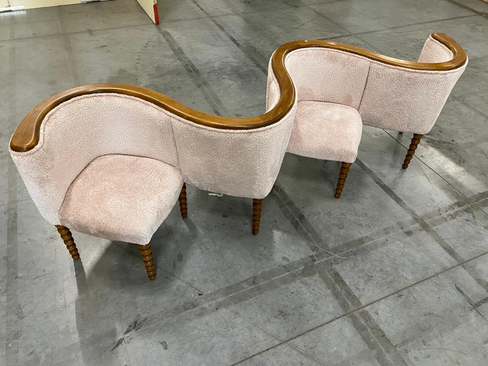 Italienisches Contemporary Warm White Chenille und Wood Curved Conversation Sofa (21. Jahrhundert und zeitgenössisch) im Angebot