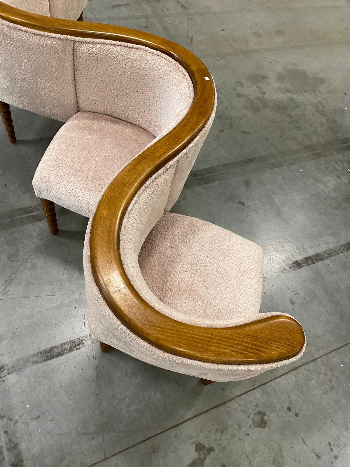 Italienisches Contemporary Warm White Chenille und Wood Curved Conversation Sofa im Angebot 2