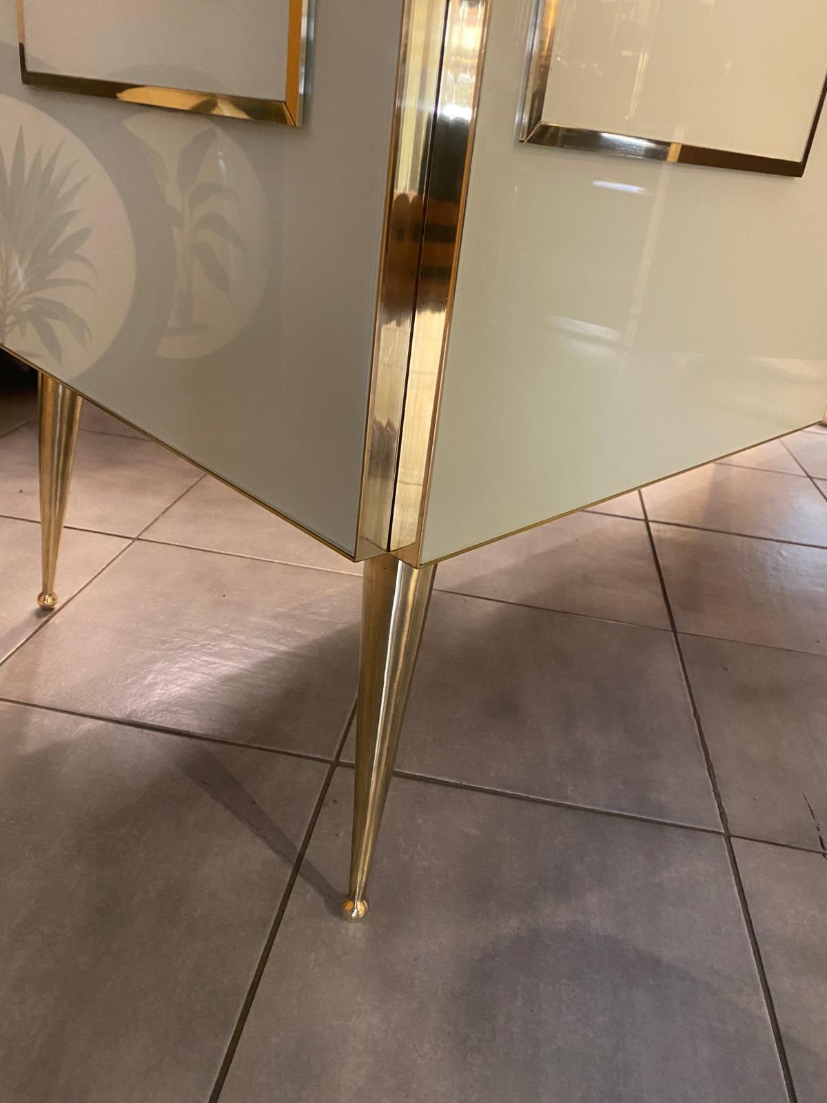 Buffet contemporain italien en verre de Murano, laiton et bois de couleur blanc chaud Neuf - En vente à Scandicci, Florence