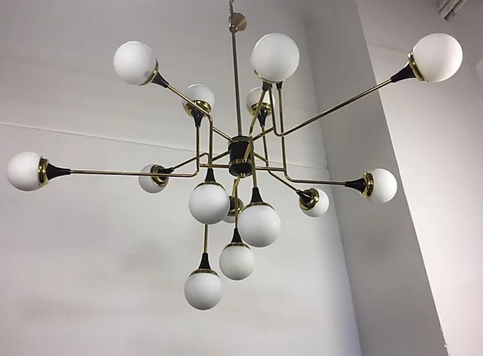 Italienischer zeitgenössischer weißer, schwarzer und messingfarbener moderner asymmetrischer 16-Licht-Kronleuchter im Angebot 4