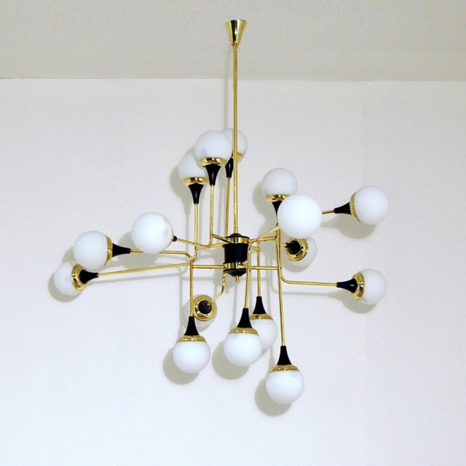Italienischer zeitgenössischer weißer, schwarzer und messingfarbener moderner asymmetrischer 16-Licht-Kronleuchter im Angebot 5